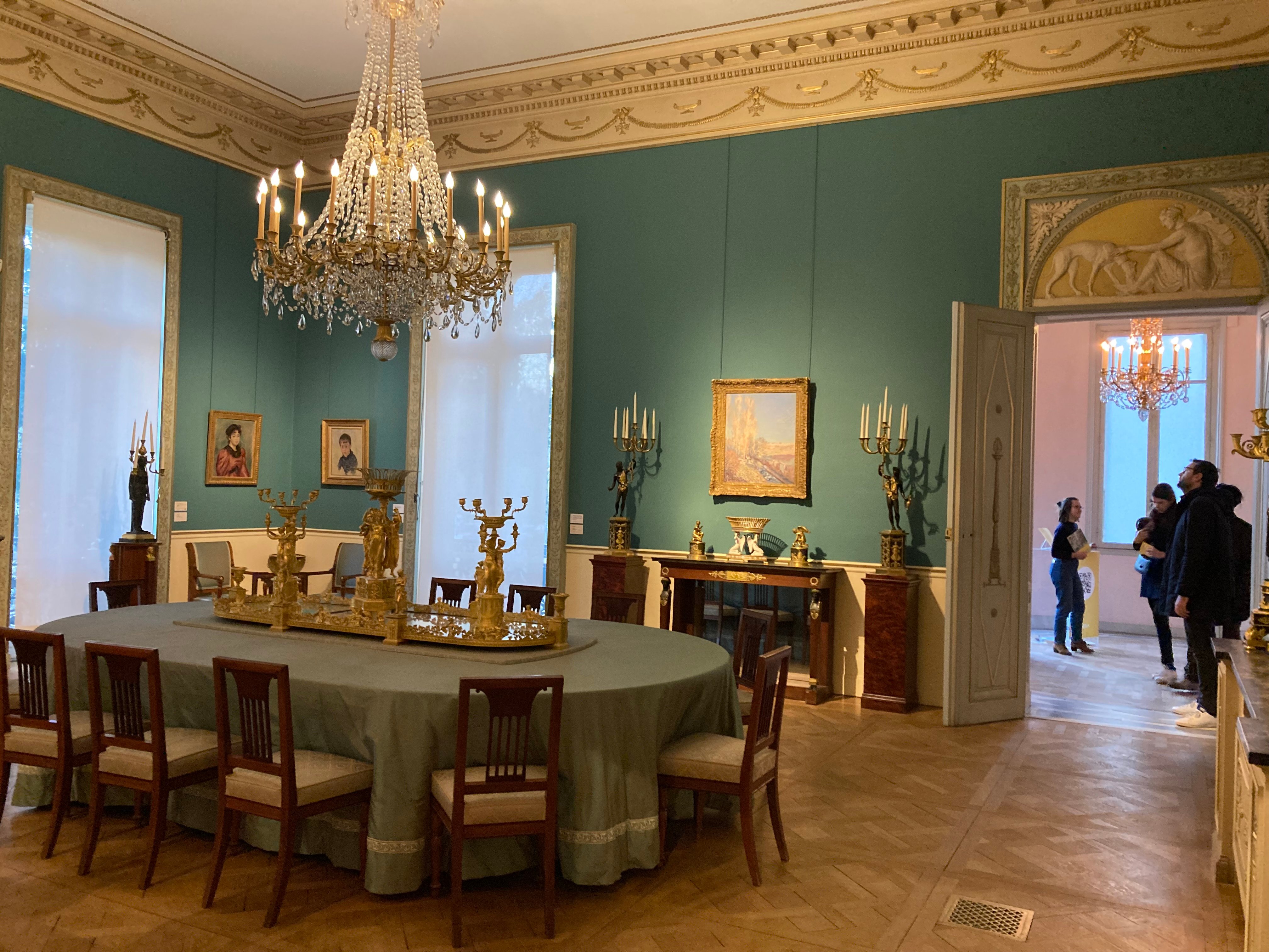 Le salle à manger  où chaque meuble, chaque tableau sont signés