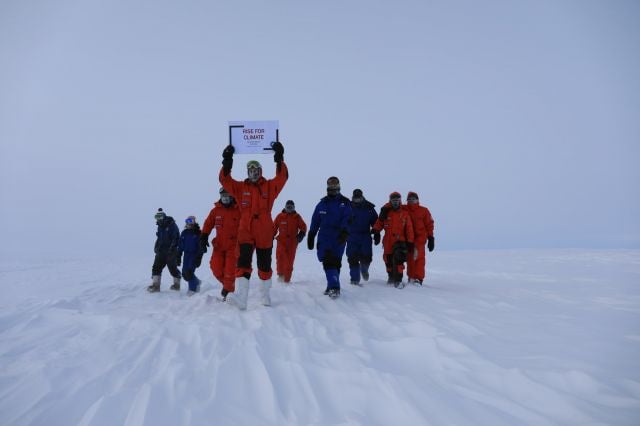 La marche pour le climat des scientifiques de la station Concordia en Antarctique. Photo par Marco Buttu. ©PNRA/IPEV.