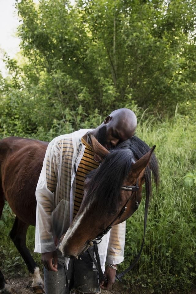 Gamart Camara et son cheval, photographiés par Henrike Stahl.