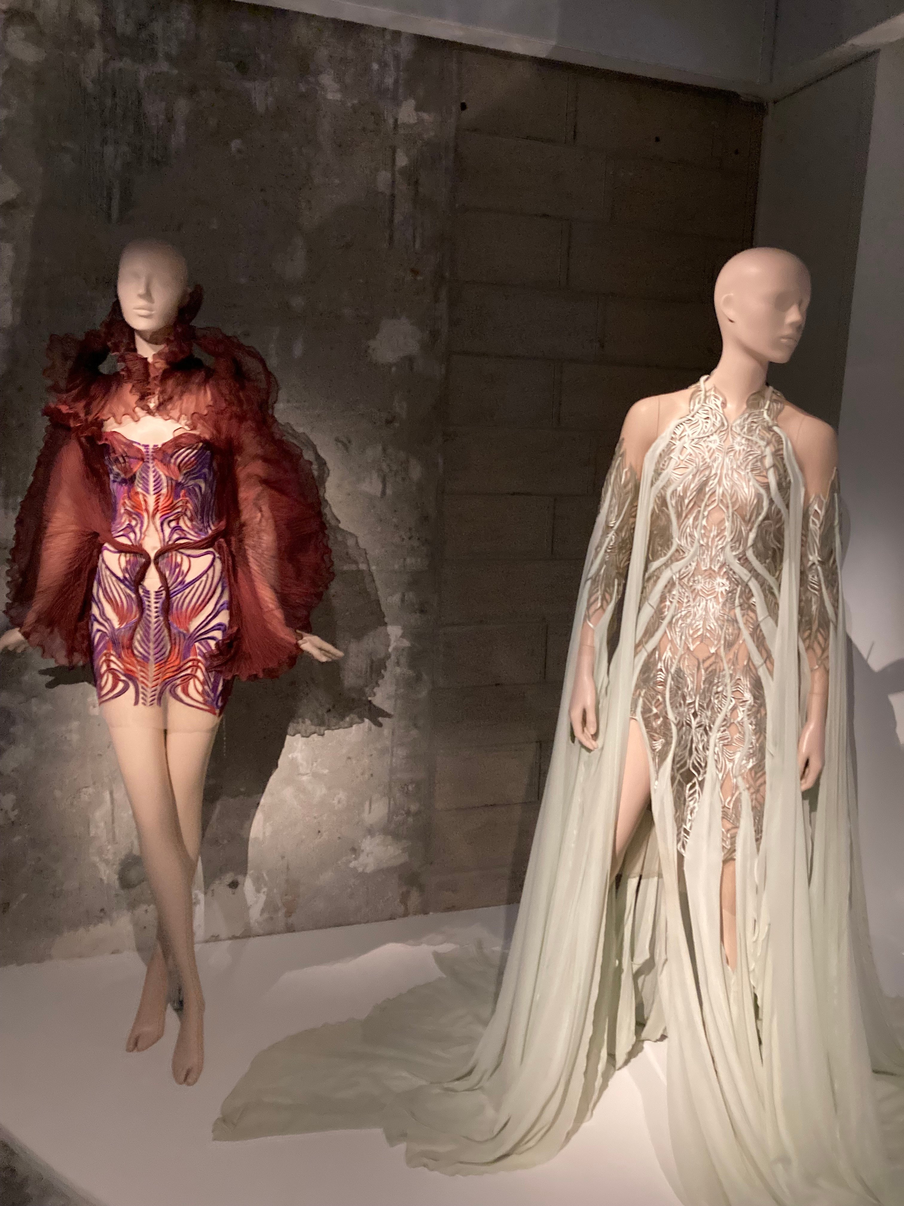 Polyesters, poudre de métal sur organza et mousseline, des robes sculptées sur le corps