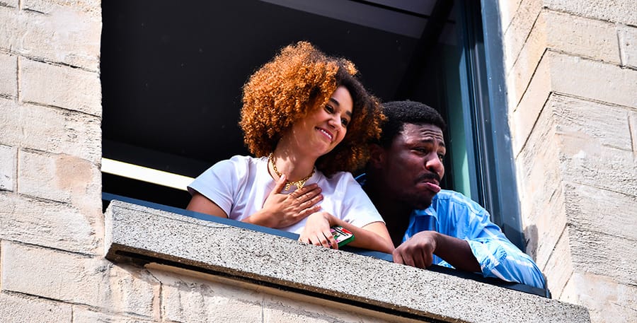 Léna et son meilleur ami Marcus lors de l’ouverture d’un nouveau pop-up store « Hôtel Mahfouf » à Paris le 3 août / Crédits : GettyImages