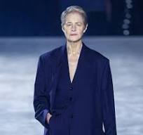 Charlotte Rampling au défilé Ami , senior super-star !