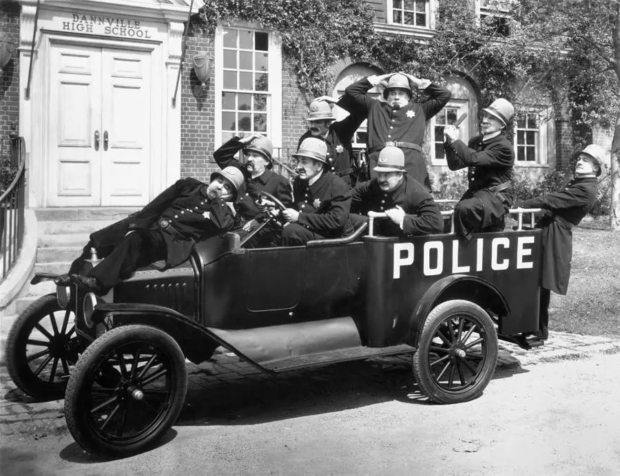 Le voleur avait des complices dans la police. Classique.