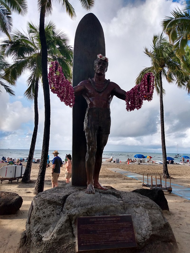 Pas loin de celle du roi Kamehameha, mais n’insistons pas sinon on ne va jamais en finir avec les références à tiroirs.
