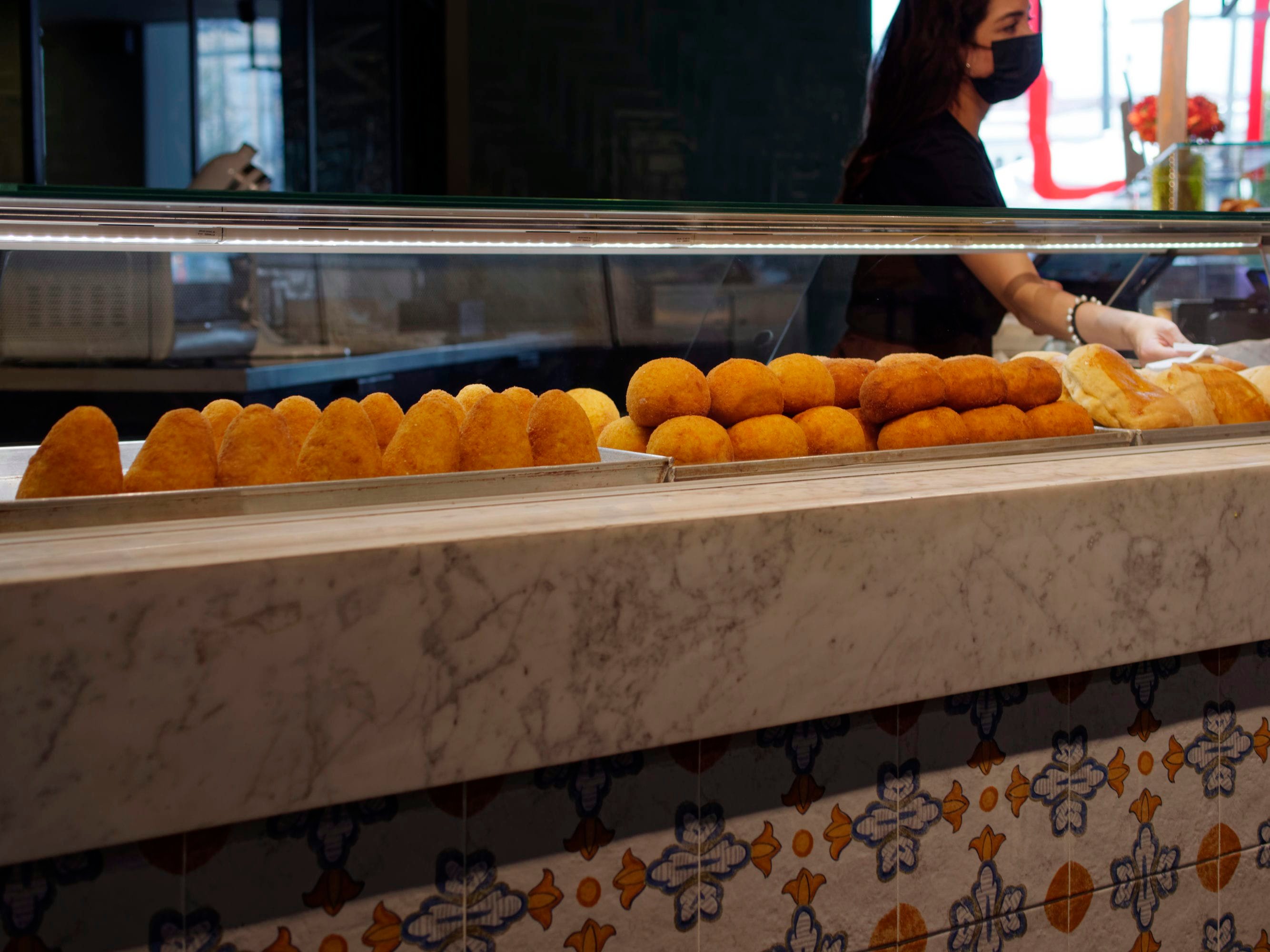 Si vous n'avez jamais goûté d'arancine (boulettes de riz farcies et frites) — n'attendez plus !