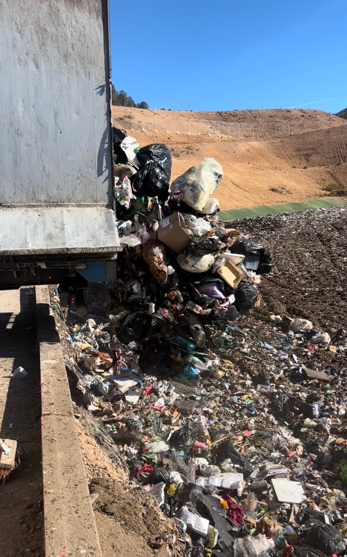 Des poubelles sont déchargées dans l'ISDND du Valon des Pins, dans le Var. (photo Hugo Clément)