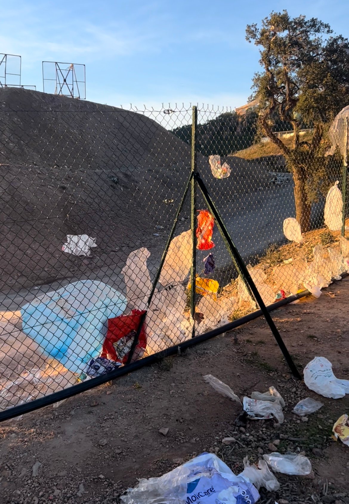 Les jours de vent, des déchets s'envolent hors du site d'enfouissement, ici à l'ISDND des Lauriers, dans le Var. (photo Hugo Clément)