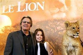 L'affiche du téléfilm de José Pinheiro, La Lion, avec au casting, Delon et sa fille