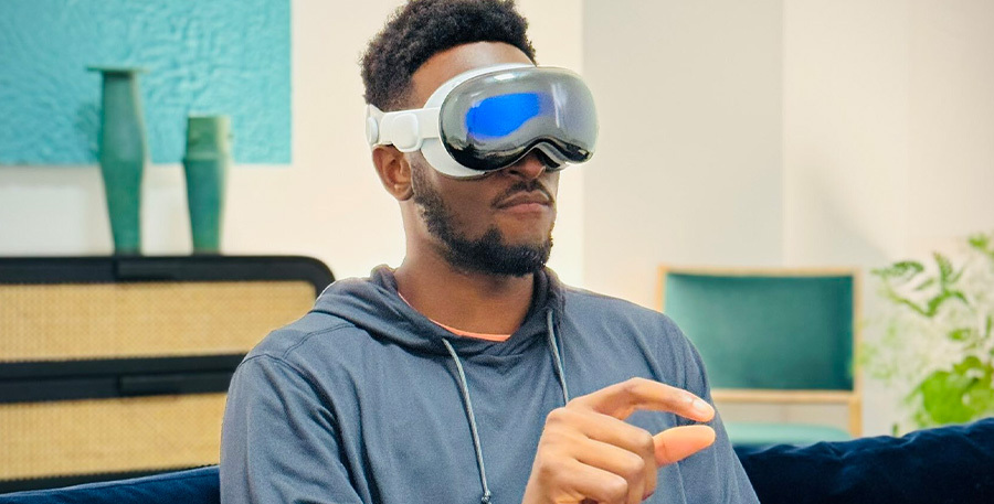 Le YouTubeur tech le plus suivi au monde MKBHD lors de son tout dernier test du Apple Vision Pro // © MKBHD