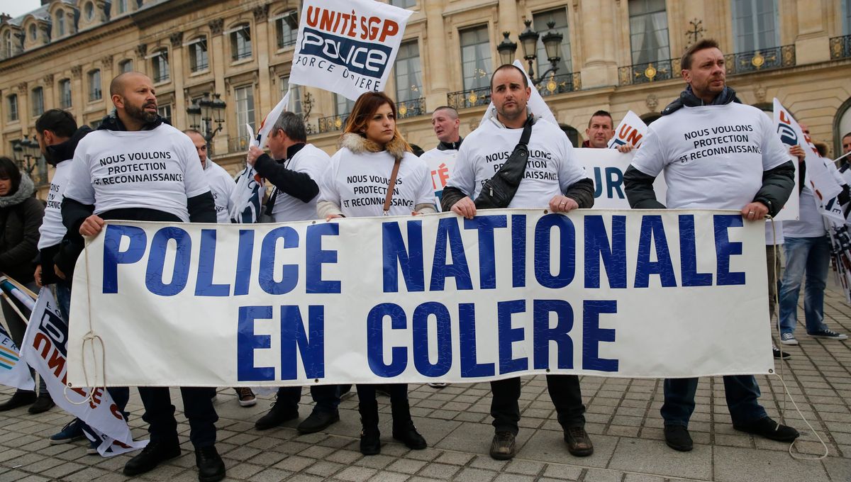 C'est l'image de la semaine. Les policiers veulent 2000€ de prime et des chèques emploi-service pour la garde de leurs enfants.