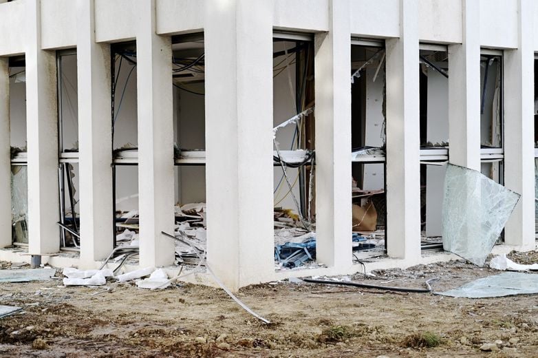Le bâtiment de la DREAL de Carcassonne après l'explosion du rez-de-chaussée.