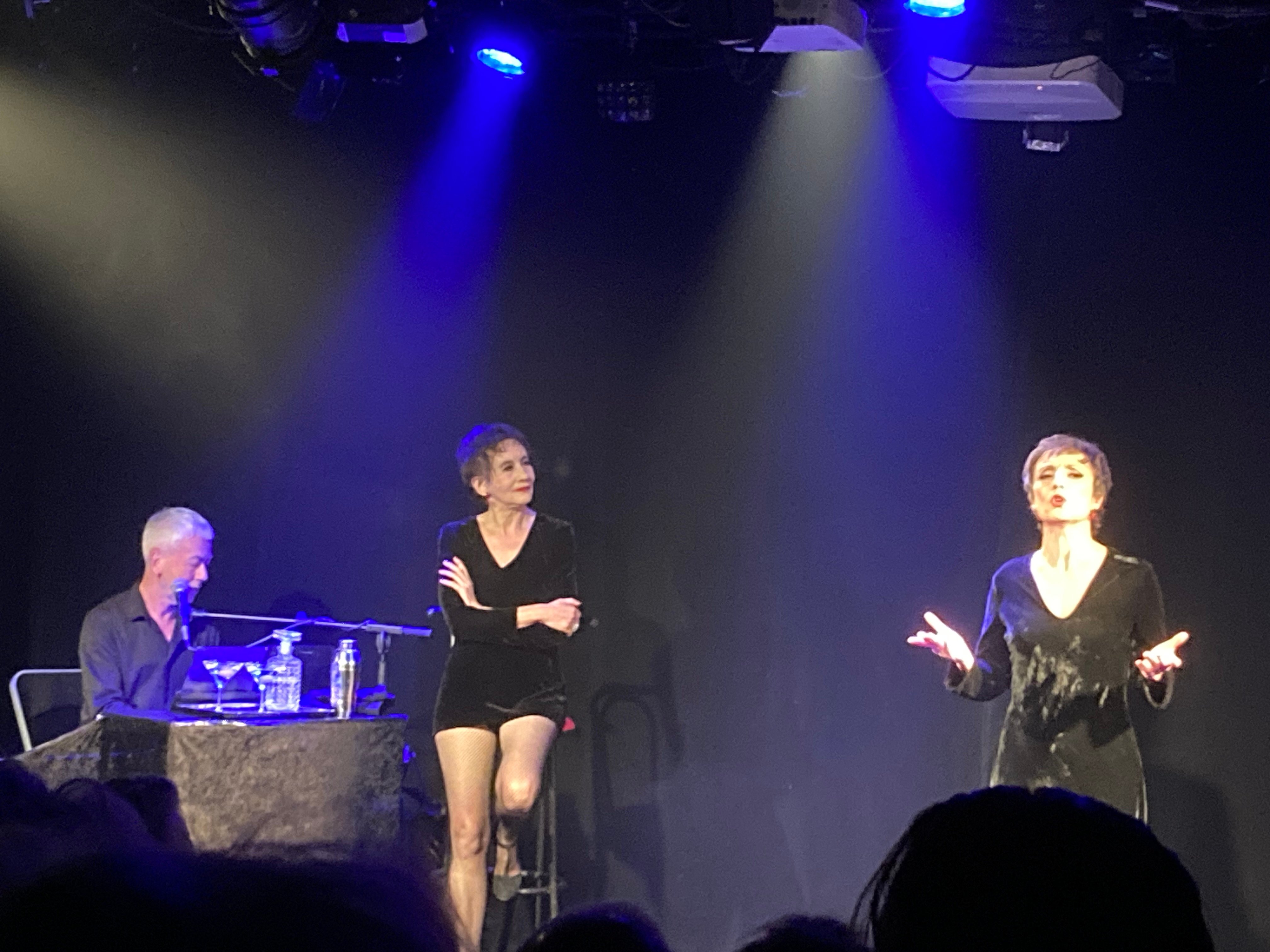 Avec leur pianiste Vincent Gaillard, Caroline Loeb et Caroline Montier, et leurs belles jambes sexy !