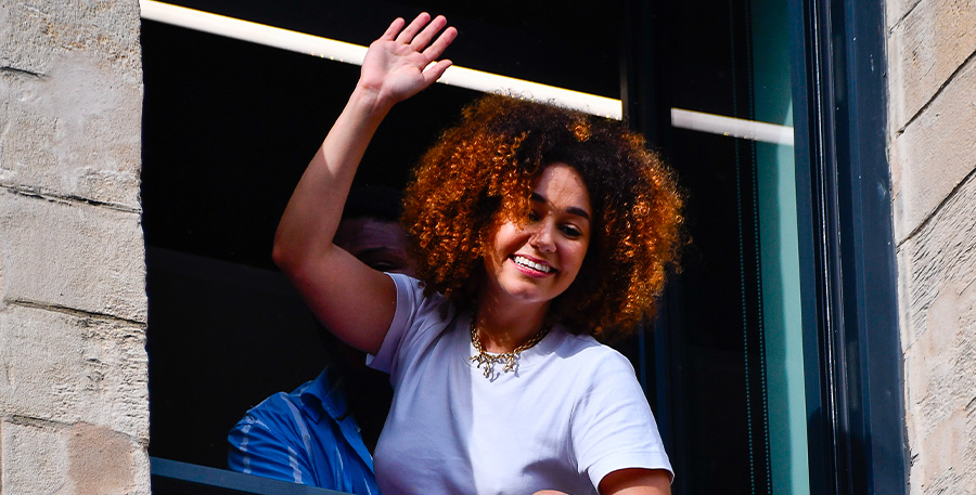 Quand la queen de YouTube nous salue depuis son balcon // © Getty