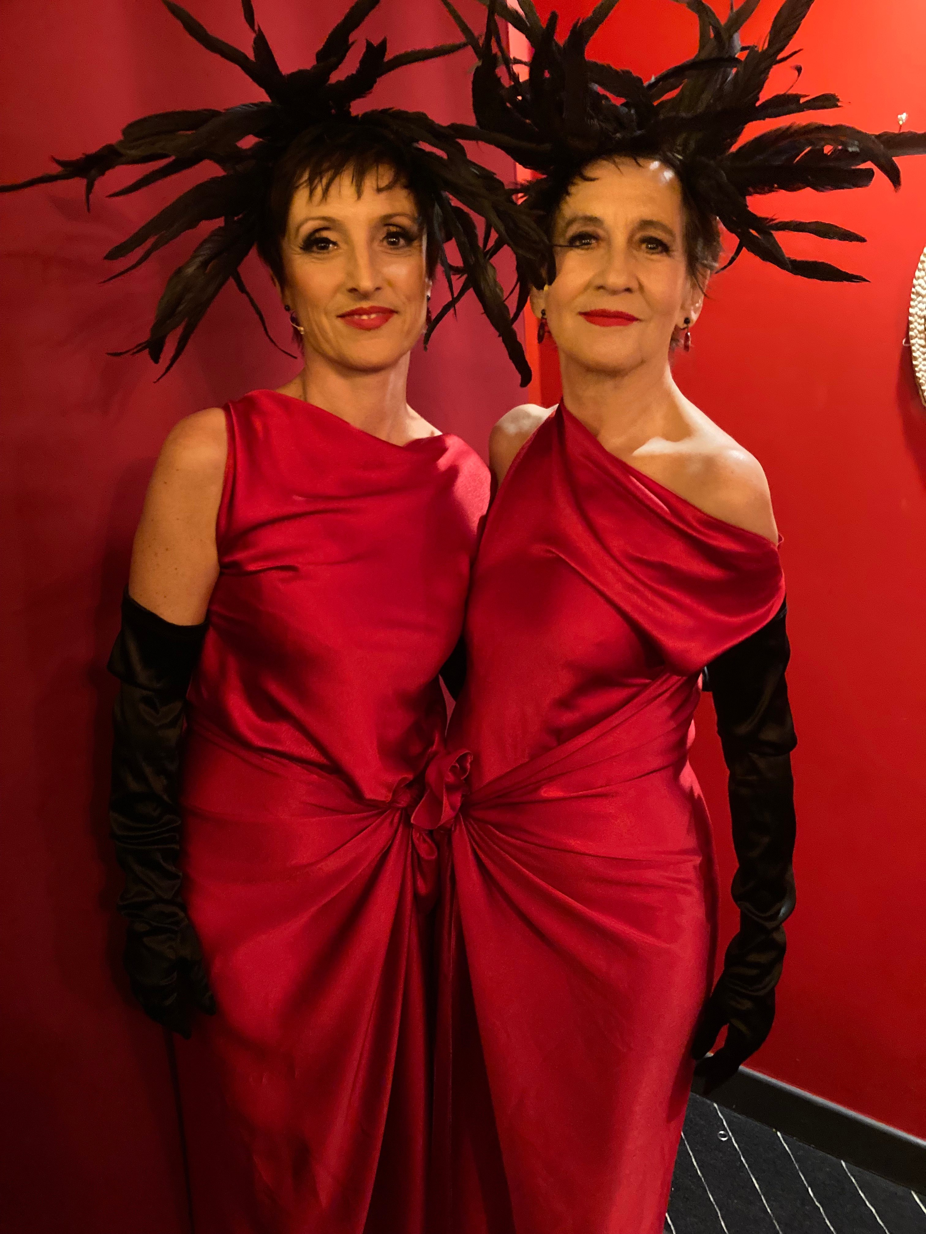 Les deux Caroline posent en coulisses après le show
