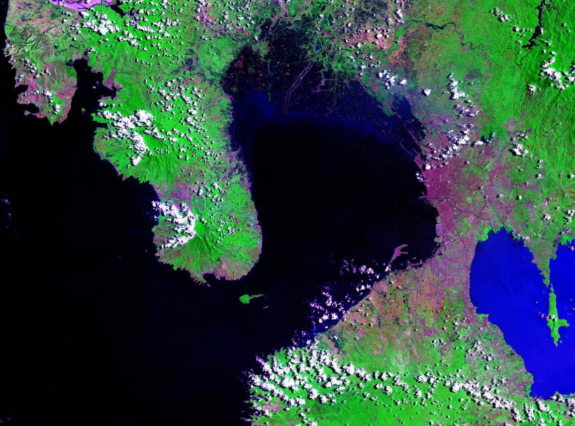 Vue satellite de la Baie de Manille - en magenta les zones urbanisées, traversée par la rivière Pasig. Source : Landsat