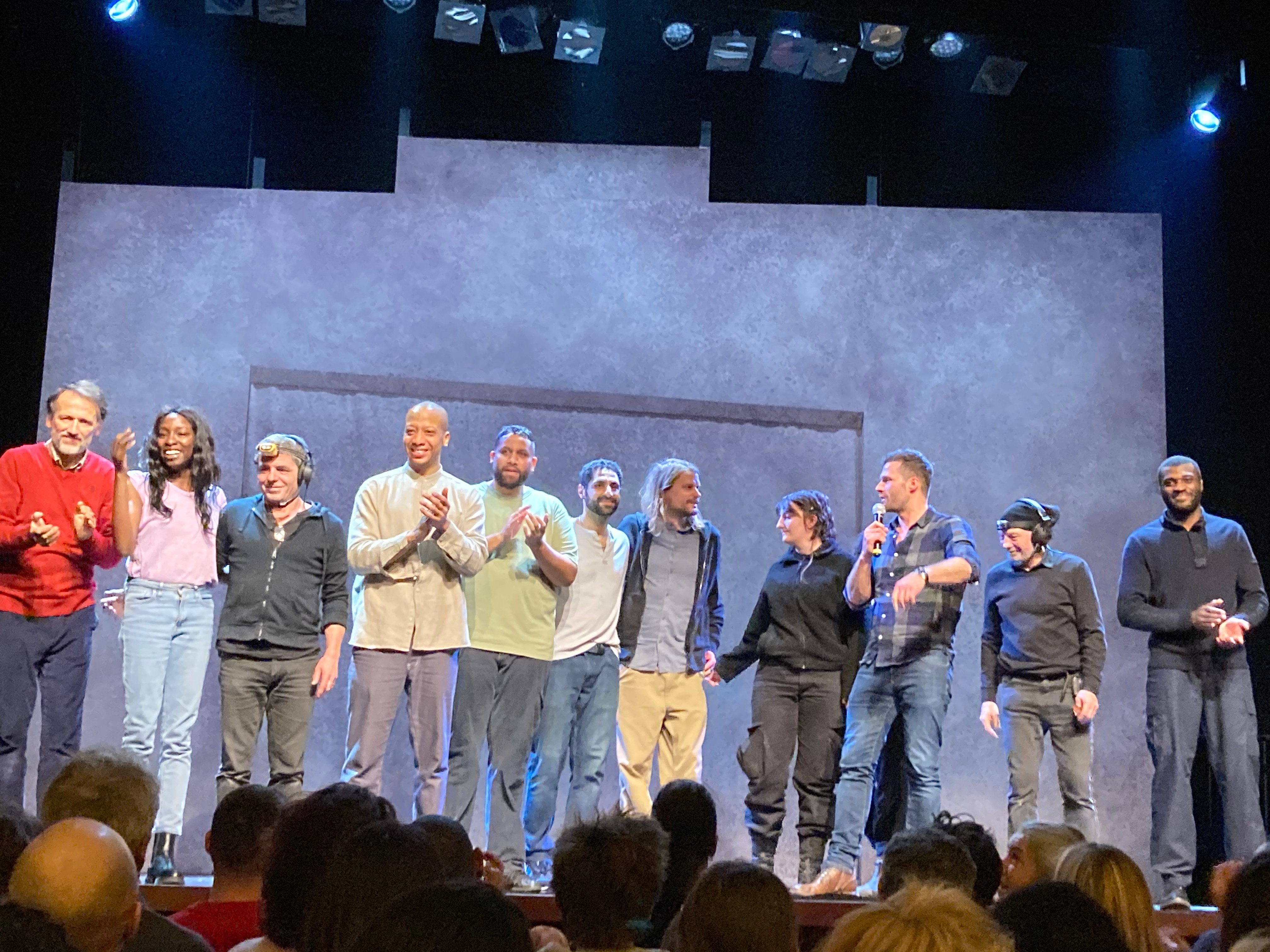 A la première, Michalik (chemise à carreaux bleus) a tenu à faire venir les techniciens sur scène parmi les comédiens
