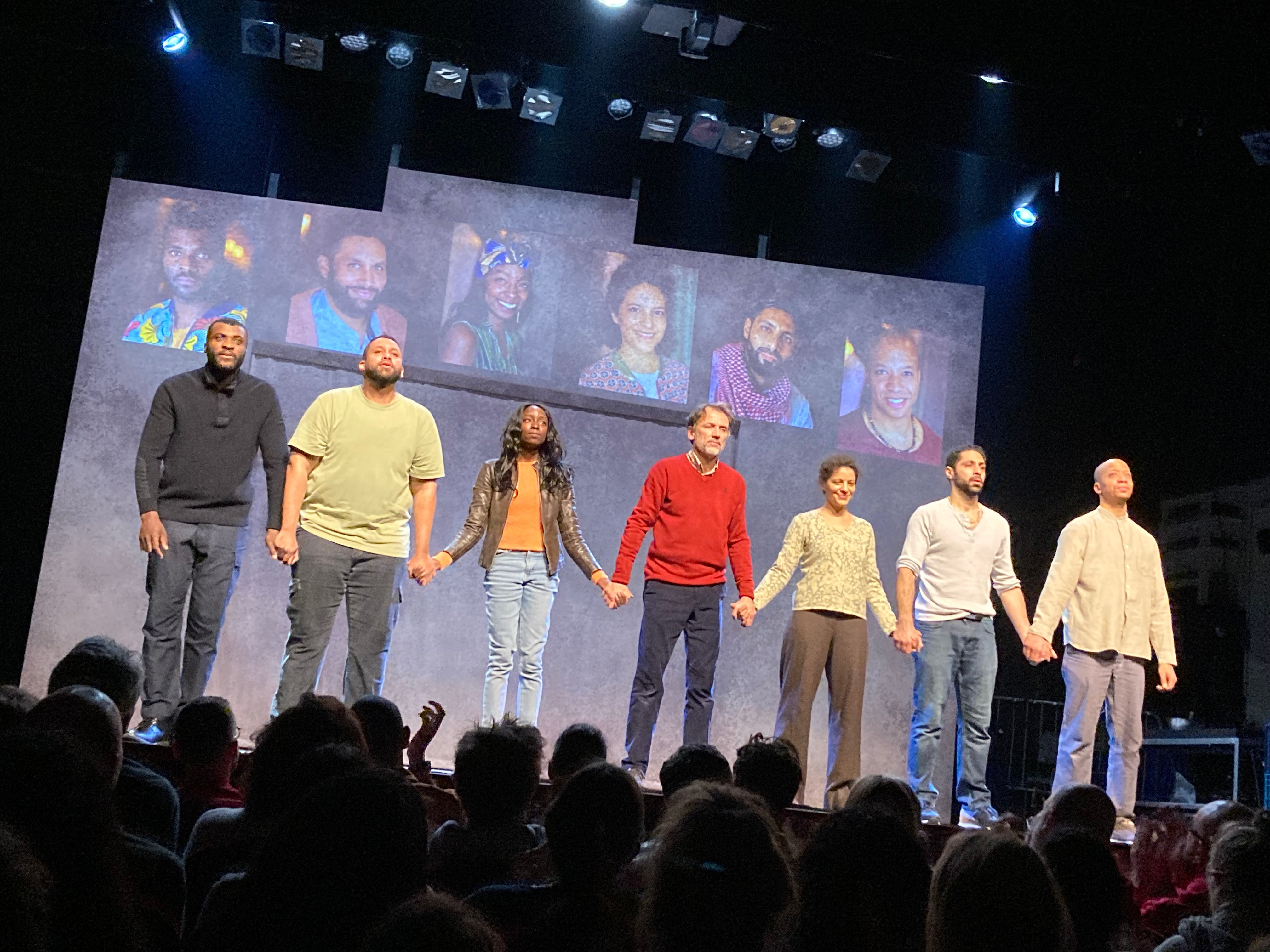 Les saluts, de g. à dr. Christopher Bayemi,  Kevin Razy, Manda Touré, Patrick Blandin, Ysmahane Yaqini, Fayçal Safi, Jean-Louis Garçon