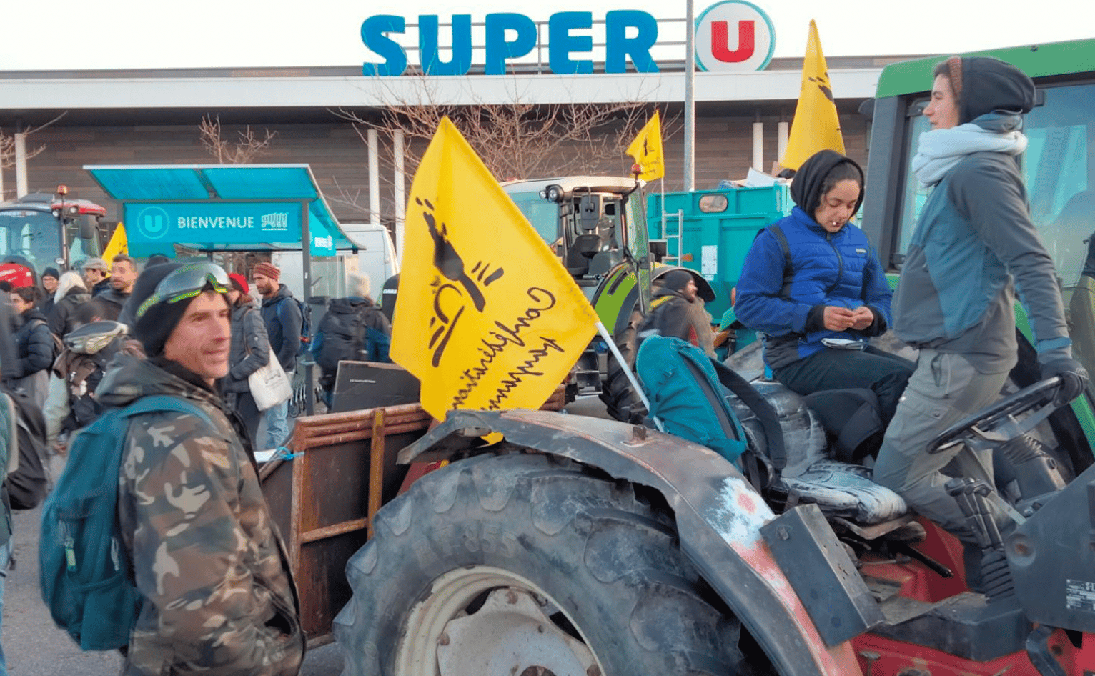 Des agriculteurs de la Confédération paysanne manifestent devant un supermarché. 