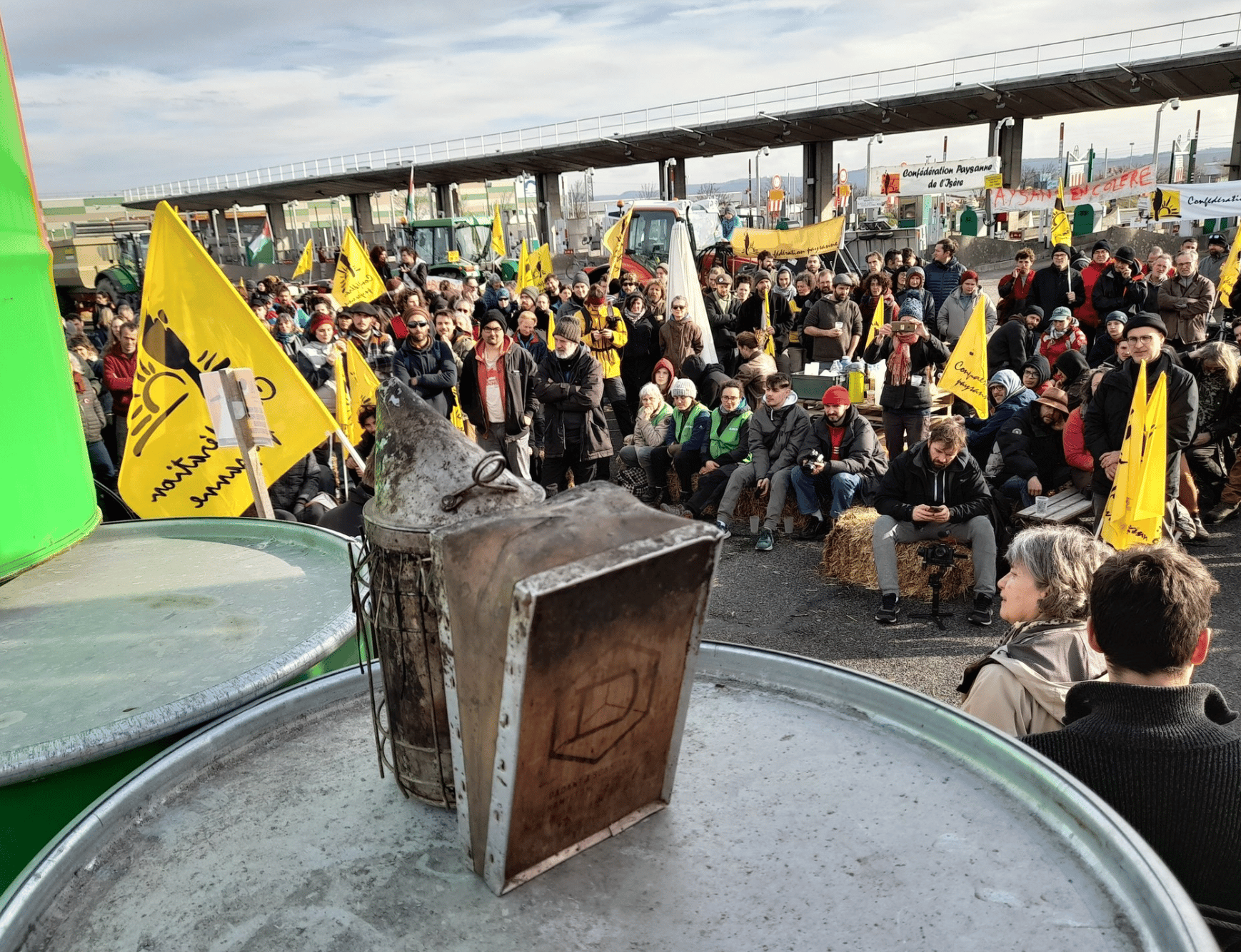 Des agriculteurs de la Confédération paysanne bloquent une barrière d'autoroute à proximité d'une zone logistique. 