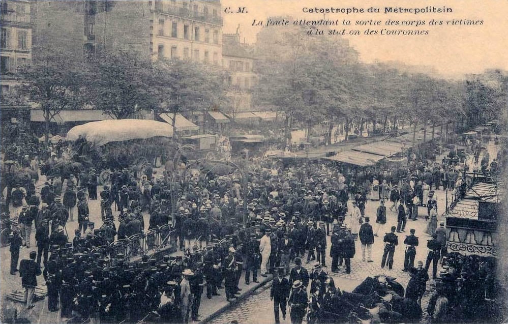 La foule attendant la sortie des corps des victimes, station Couronnes, 10 août 1903.