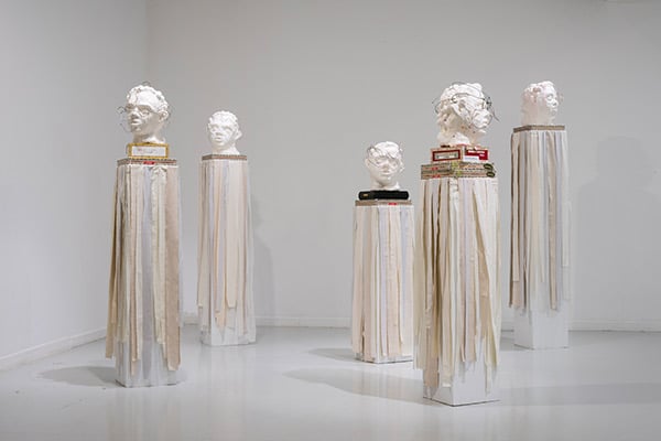 Vladimir Cybil Charlier, Untitled (Guédé Mani), 2018, vue de l’exposition « Des grains de poussière sur la mer », La Ferme du Buisson, 2022-23, Courtesy de l’artiste © photo Émile Ouroumov