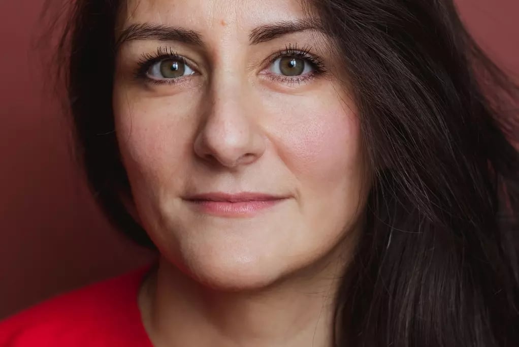 Aïla Navidi auteur, actrice et metteur en scène; elle incarne la mère, Mina