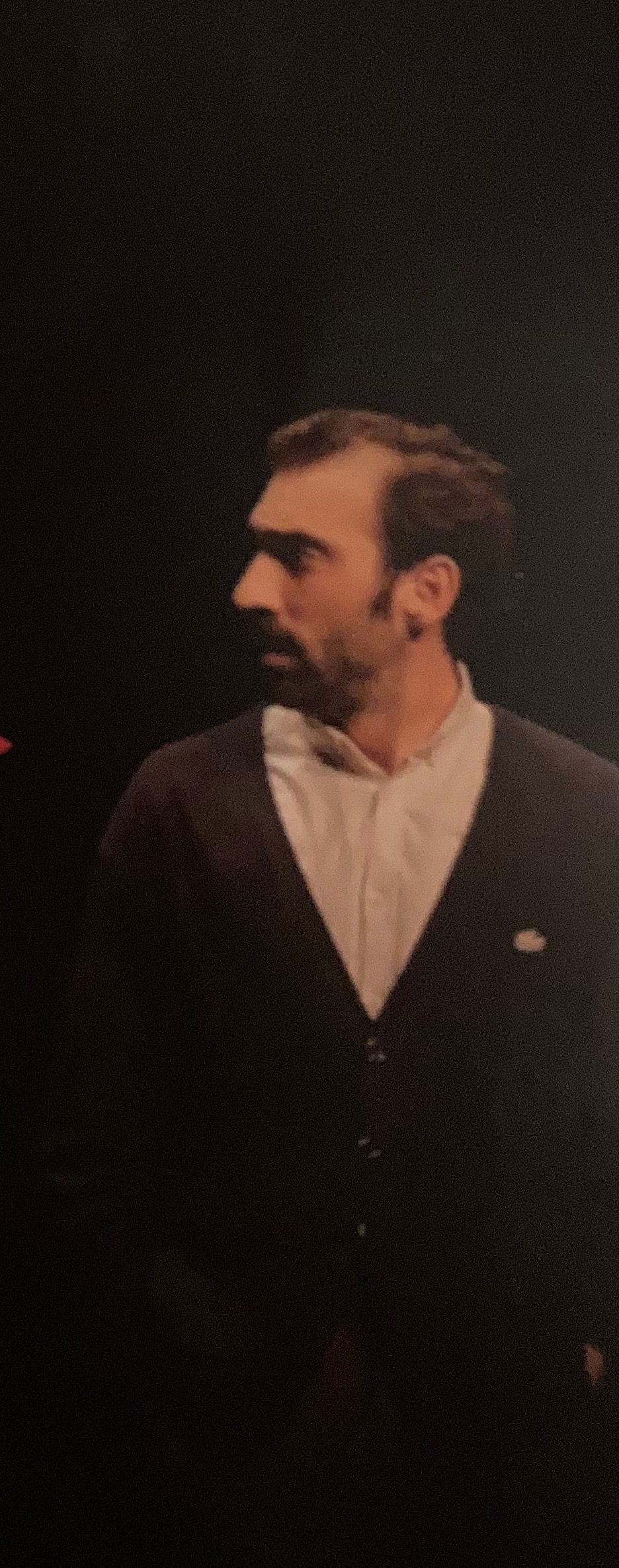 L'excellent Florian Chauvet incarne le père, Fereydoun, accroché à son espoir de retour en Iran. TOUS les acteurs sont formidables