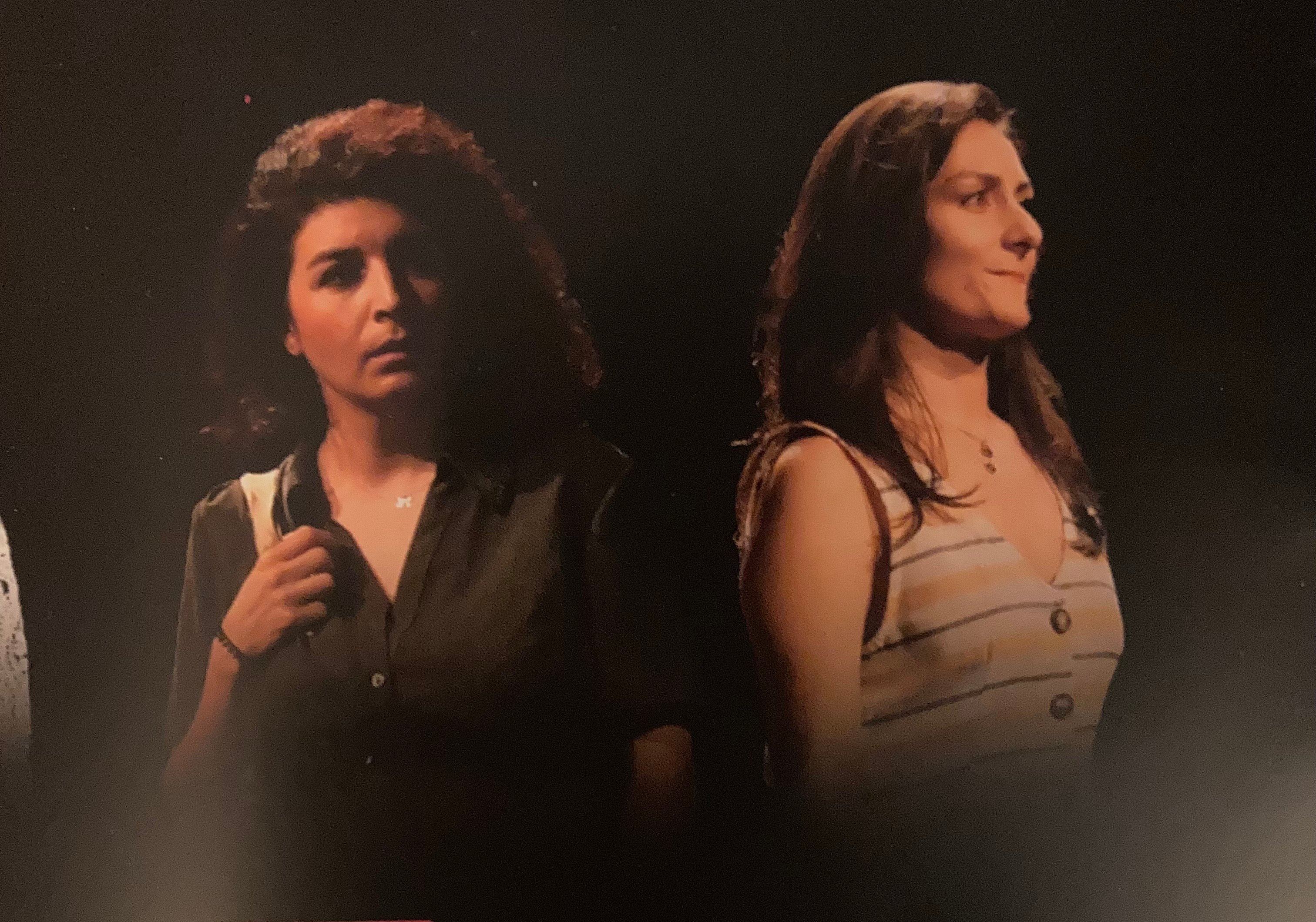  Mina a les traits d'Alexandra Moussaï (à gche) ou d'Aïla Navidi