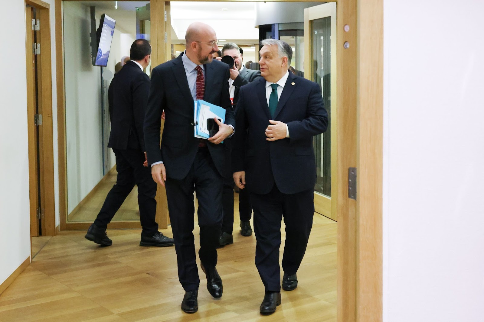 Des négociations resserrées entre Charles Michel (à gauche), Giorgia Meloni, Emmanuel Macron et Viktor Orbán (à droite) sont à la base de l’accord © Conseil européen 