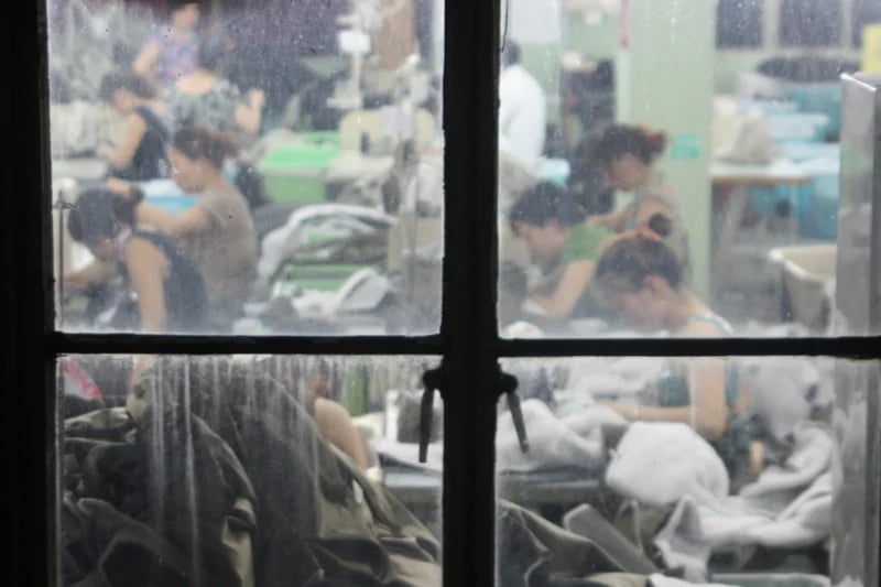 Une usine de confection de vêtements en Chine, à Jiaxing, à près de 4 000 km de Urumqi, la capitale du Xinjiang.