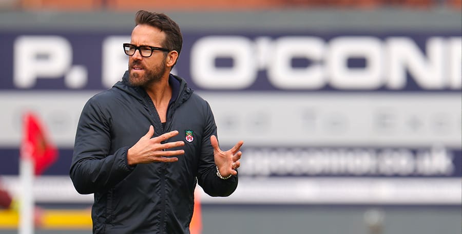 Ryan Reynolds sur le terrain de l’équipe de foot dont il est propriétaire, le Wrexham AFC / Getty Images