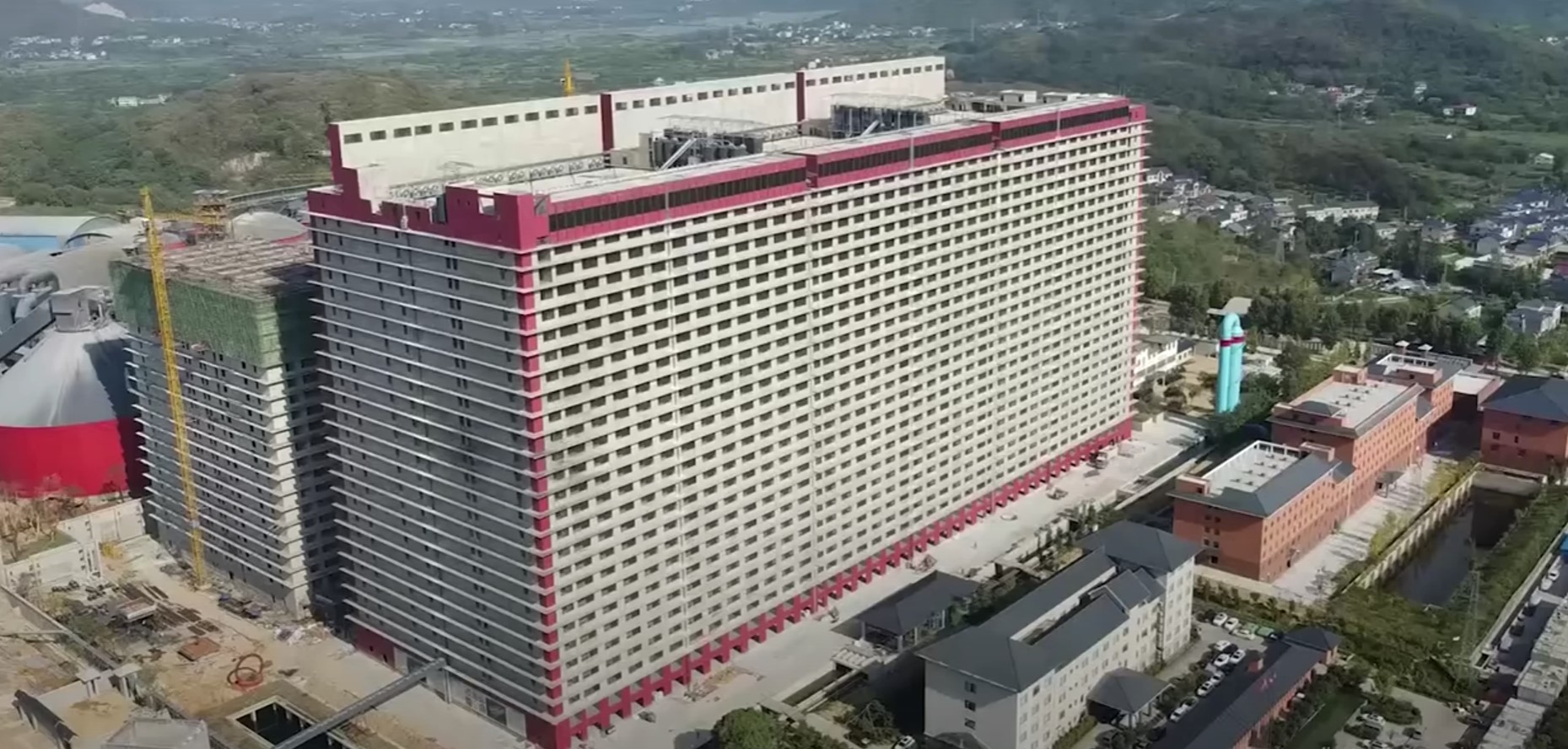 C'est dans ce bâtiment que sont enfermés 80 000 cochons. 