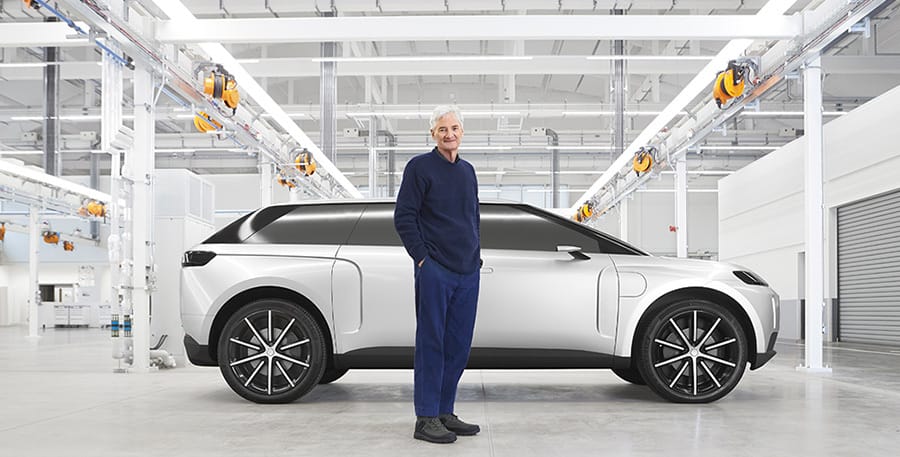 James Dyson pose devant sa voiture électrique qui ne verra jamais le jour // © Dyson