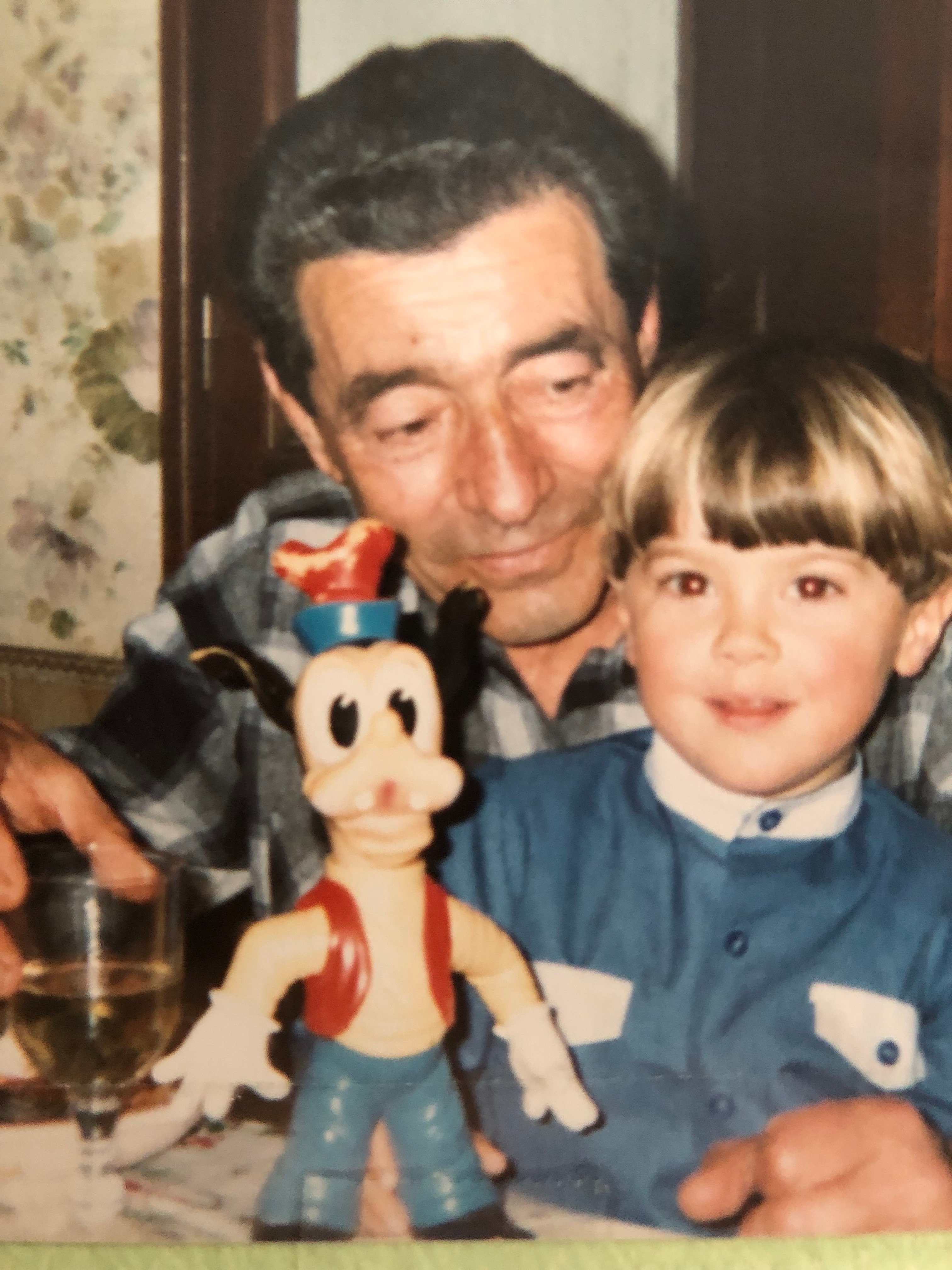 Mr Calmel, l'homme qui m'a élevée et que je considérai comme mon père, avec Anaël, quatre ans. 