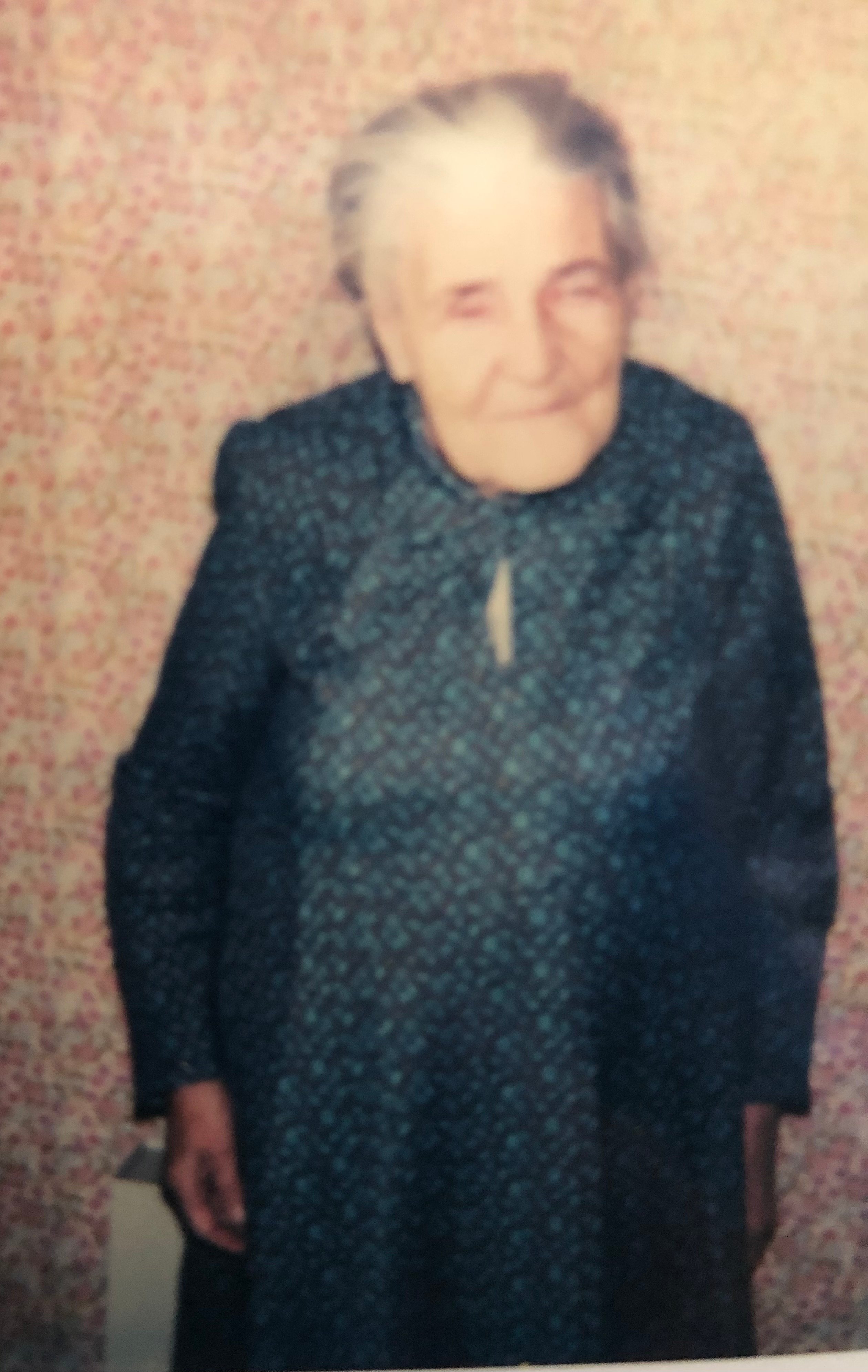 Mamée Antonia qui malgré sa cécité ( elle fut une des premières opérées de la cataracte et l'opération a échoué) enfilait des aiguilles pour coudre ses ourlets