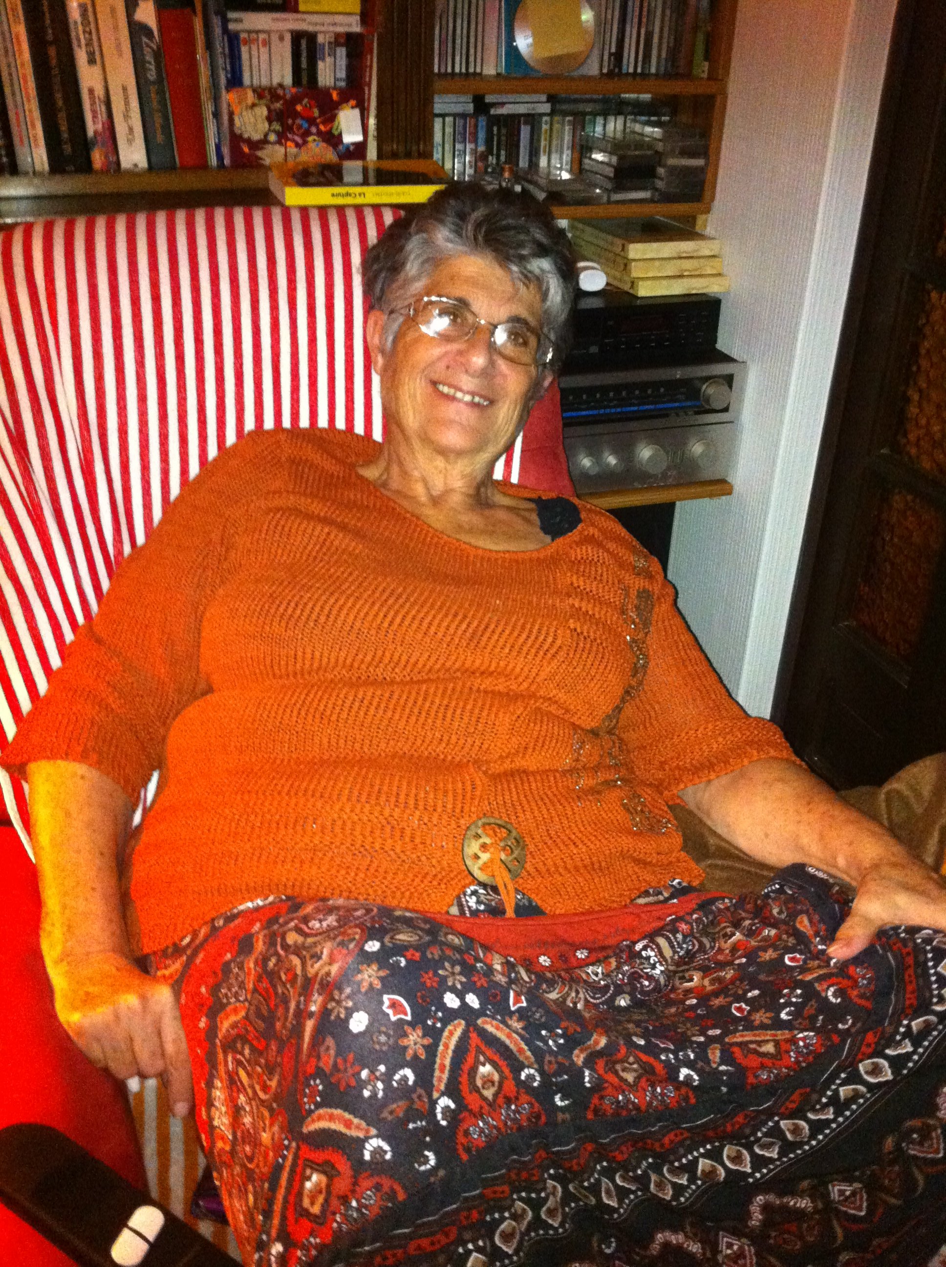 maman décembre 2011, un mois et demi avant sa mort. Je venais de lui acheter de fauteuil car elle ne parvenait plus à se relever seule. Quinze jours après elle était grabataire. 