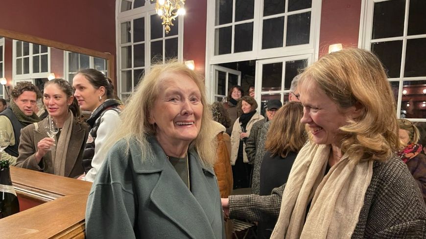 Annie Ernaux avec Marianne Basler au bar du théâtre de l'Atelier après la représentation (photo D. Racle). 
