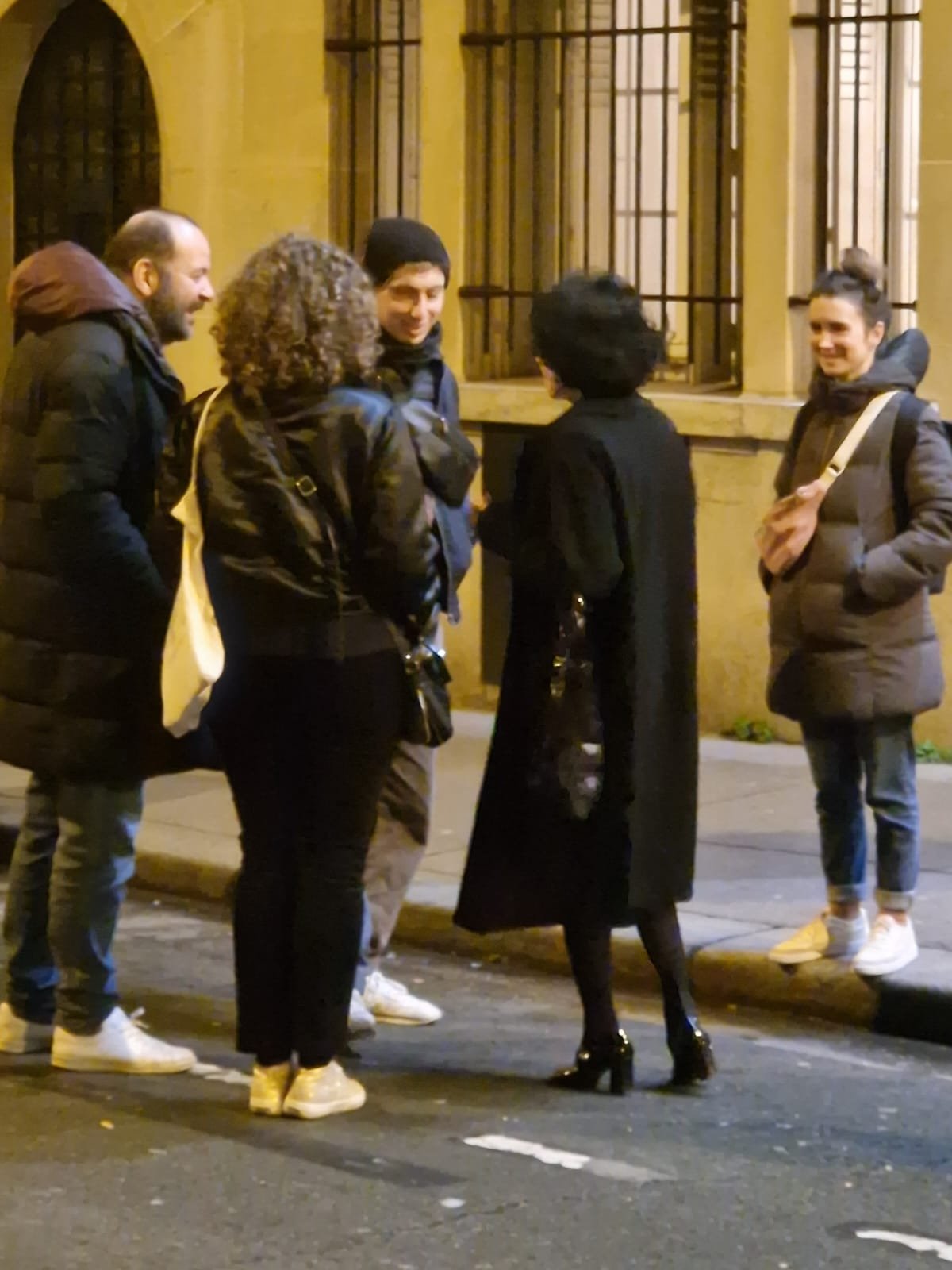 Hors du théâtre, après la représentation, les trois acteurs (de face) "en civil" attendus par leurs fans ! 
