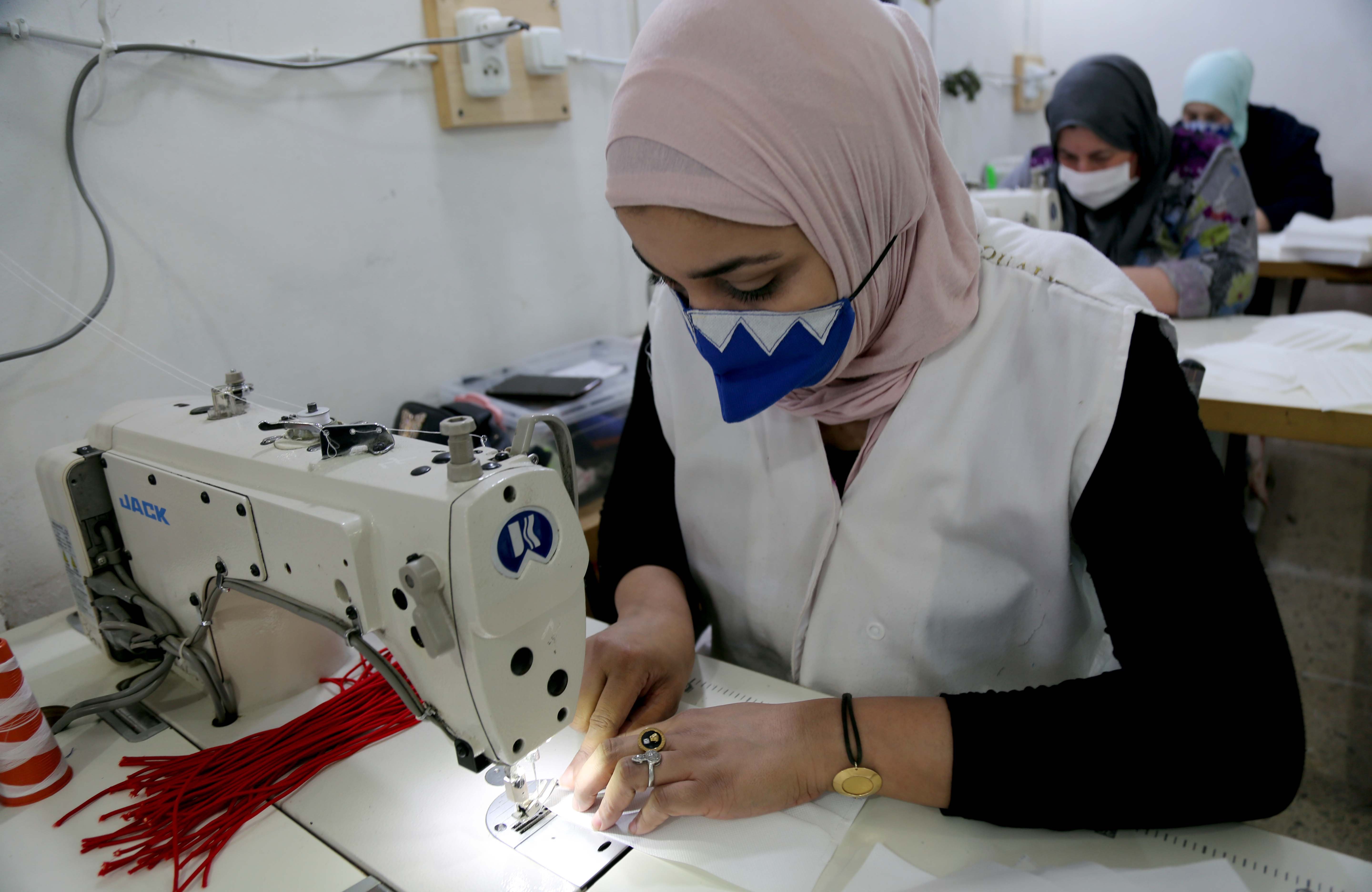Une ouvrière travaille dans une usine textile au Maroc.