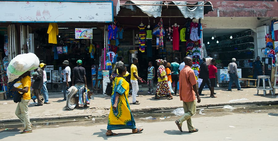 Une rue de Kinshasa, la capitale de la République Démocratique du Congo, une ville où il y a autant de locuteurs français qu’à… Paris // © Getty