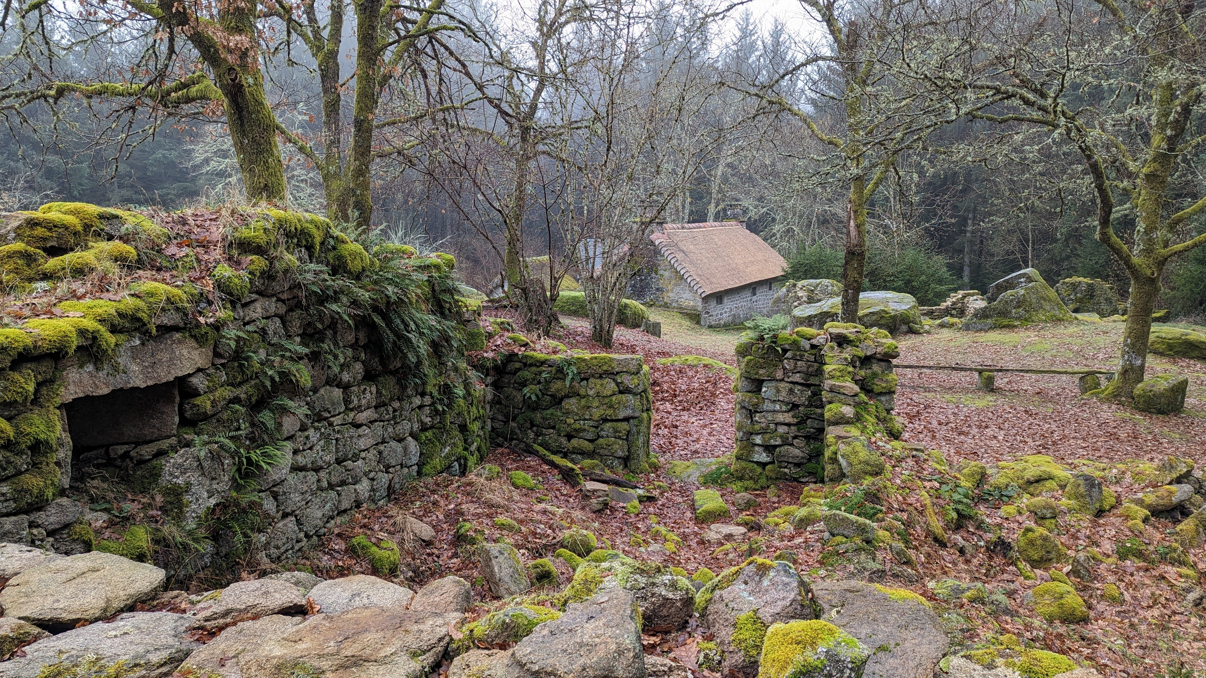 Les restes d'une maison et plus bas, un bâtiment encore sur pieds et entretenu par une association locale.