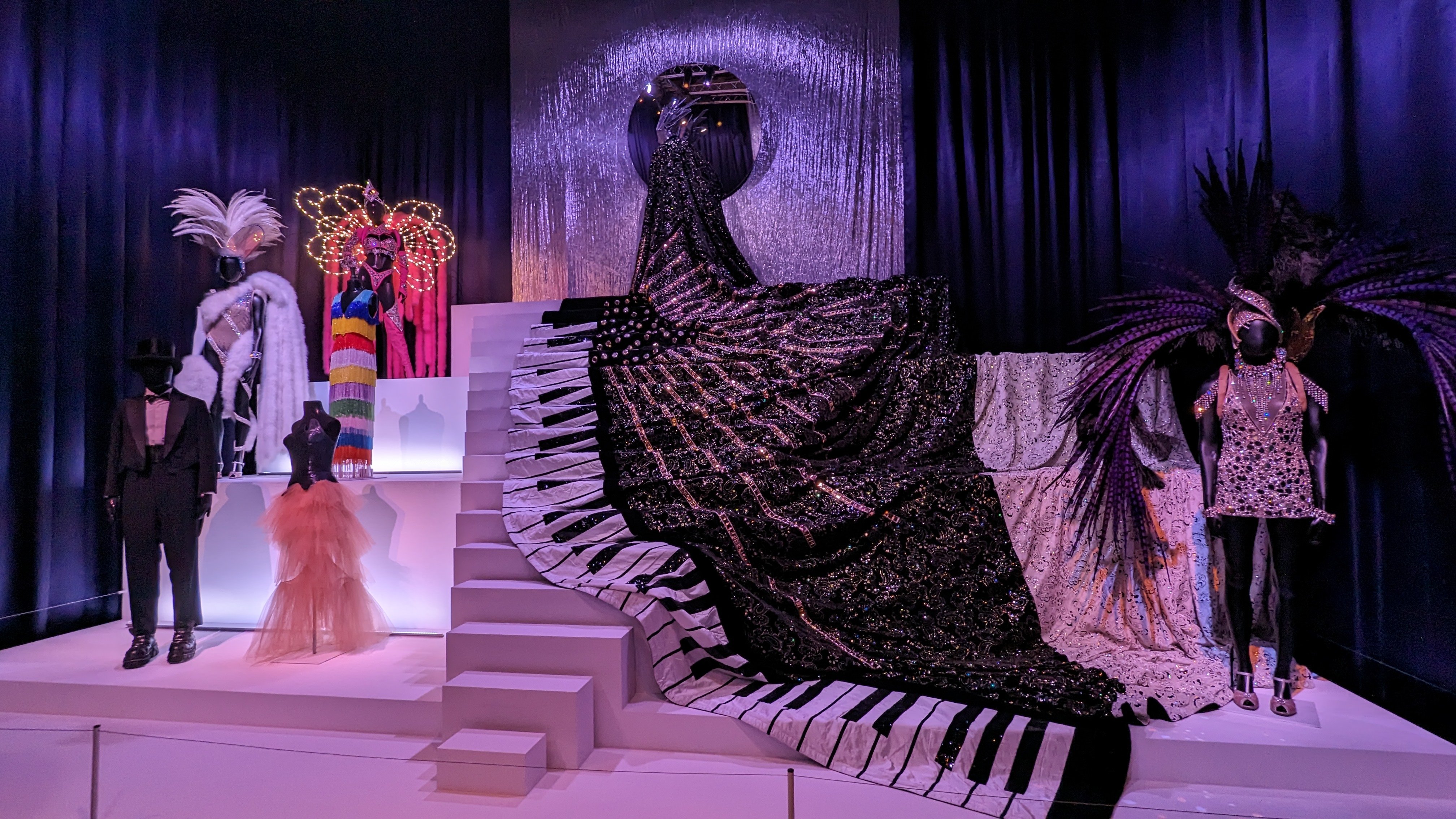 Aperçu de l'expo "Cabarets" du Musée des Costumes de Scène (à Moulins toujours). Il y a aussi une expo permanente sur le danseur Noureev qu'on a beaucoup aimé et une autre sur l'envers du décor en théâtre mais on était trop crevés des deux autres pour être à fond...