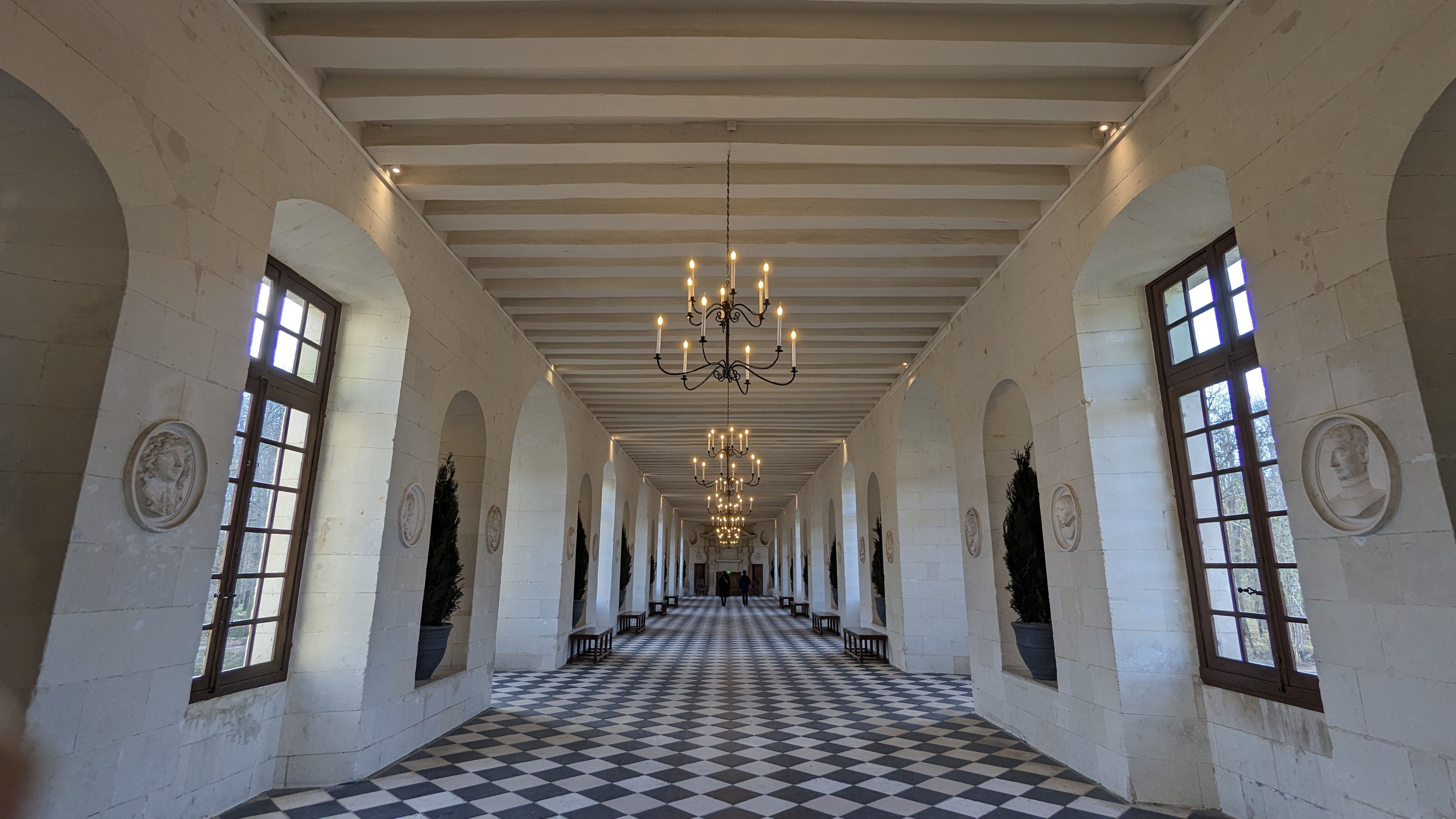 Evidemment, sa splendide galerie qui traverse le Cher. Ce lieu a abrité de nombreuses histoires à travers l'Histoire. Go wikipédia :)