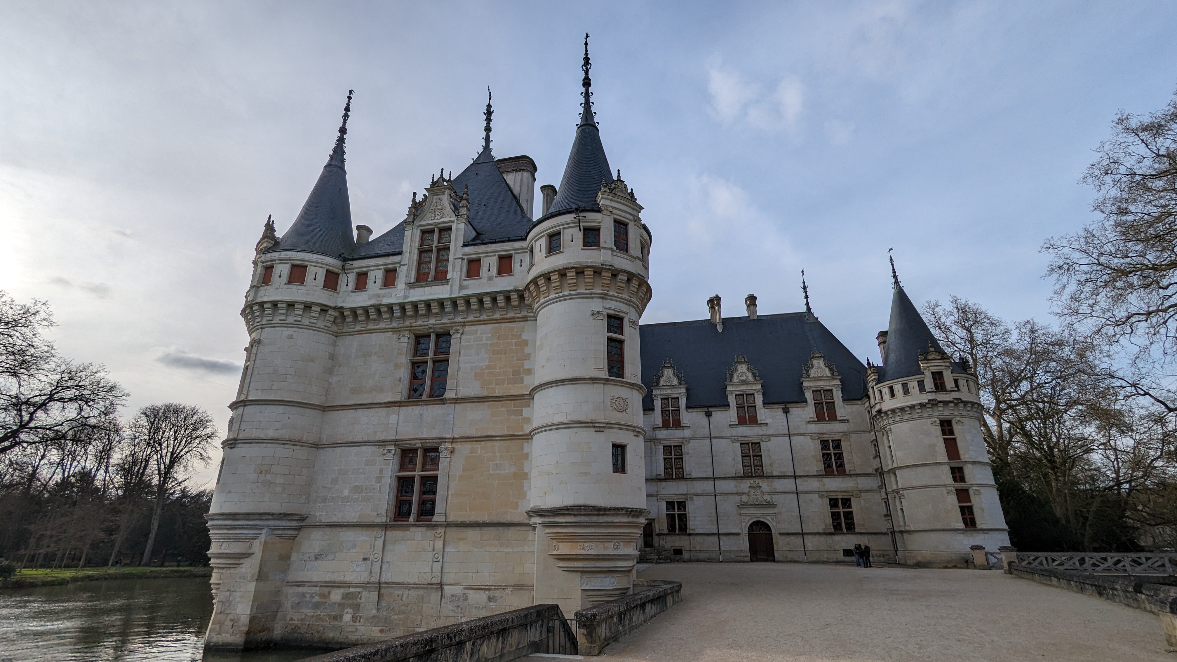 Et un château de plus, un ! Cette fois nous voici à...