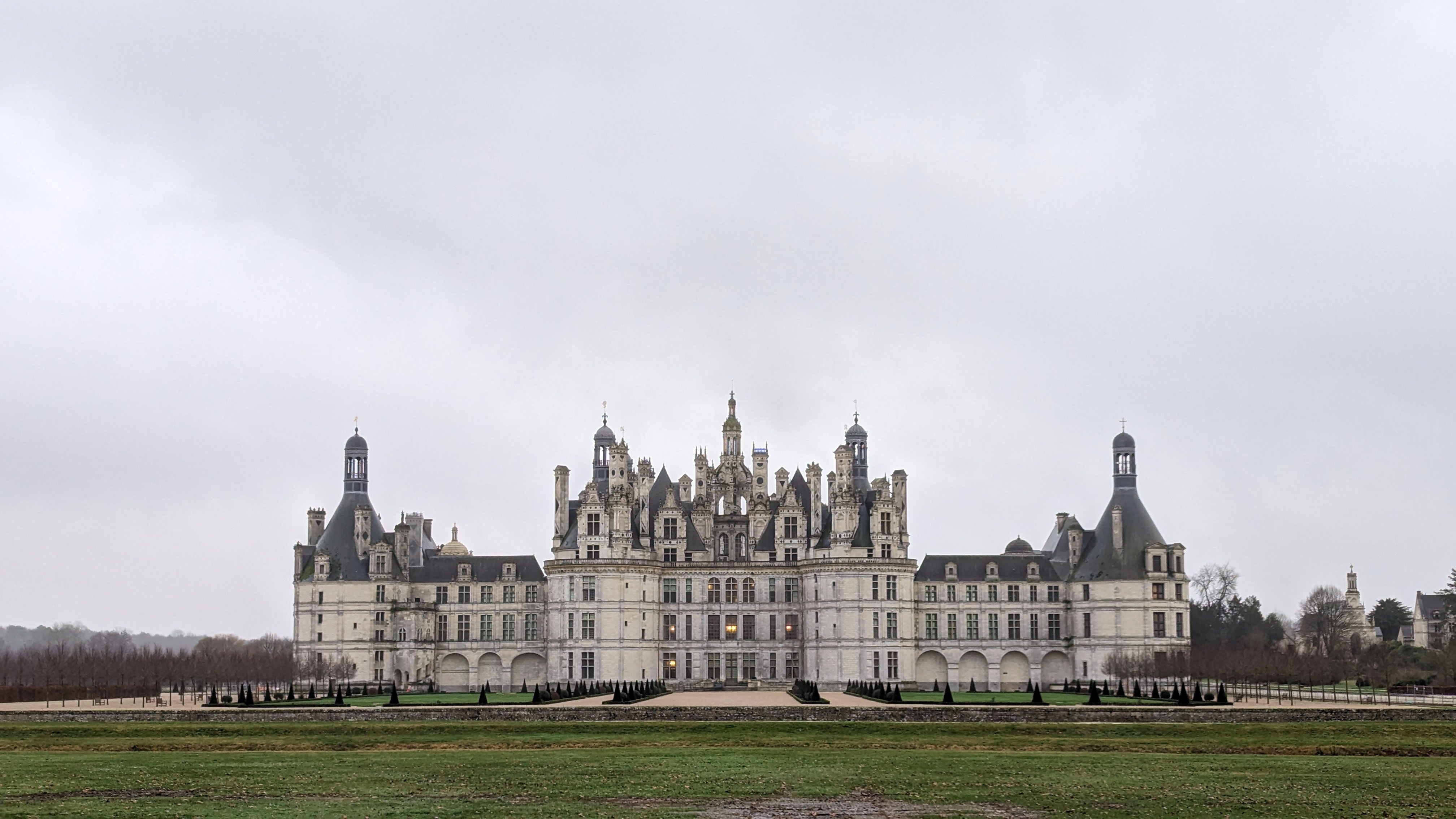 Après Cheverny, place au 2ème château en "Ch" : le somptueux Chambord ! Même avec un temps pourri il est joli.