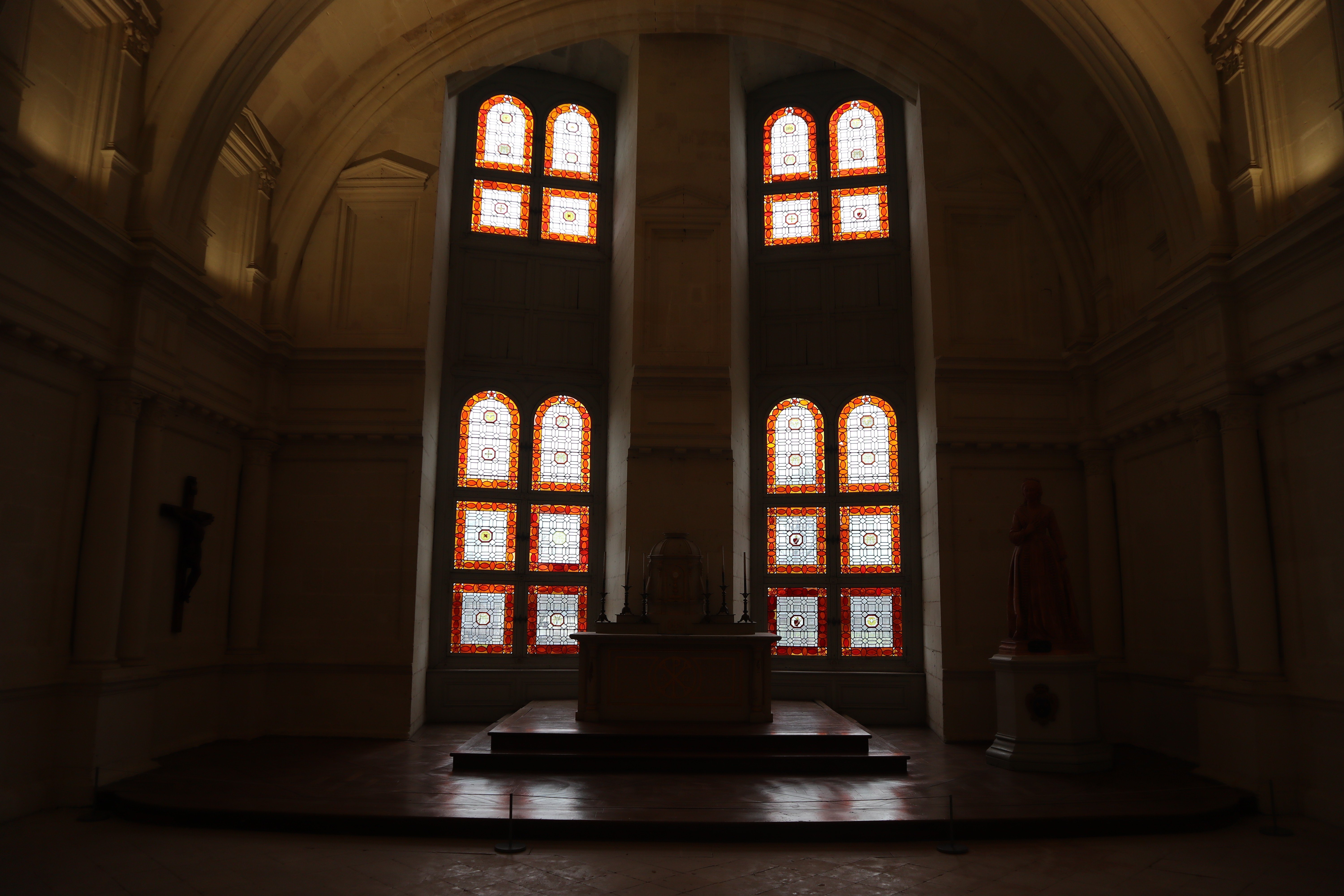 Les vitraux et l'intérieur de la chapelle du Château de Chambord. Je l'aime bien cette photo.