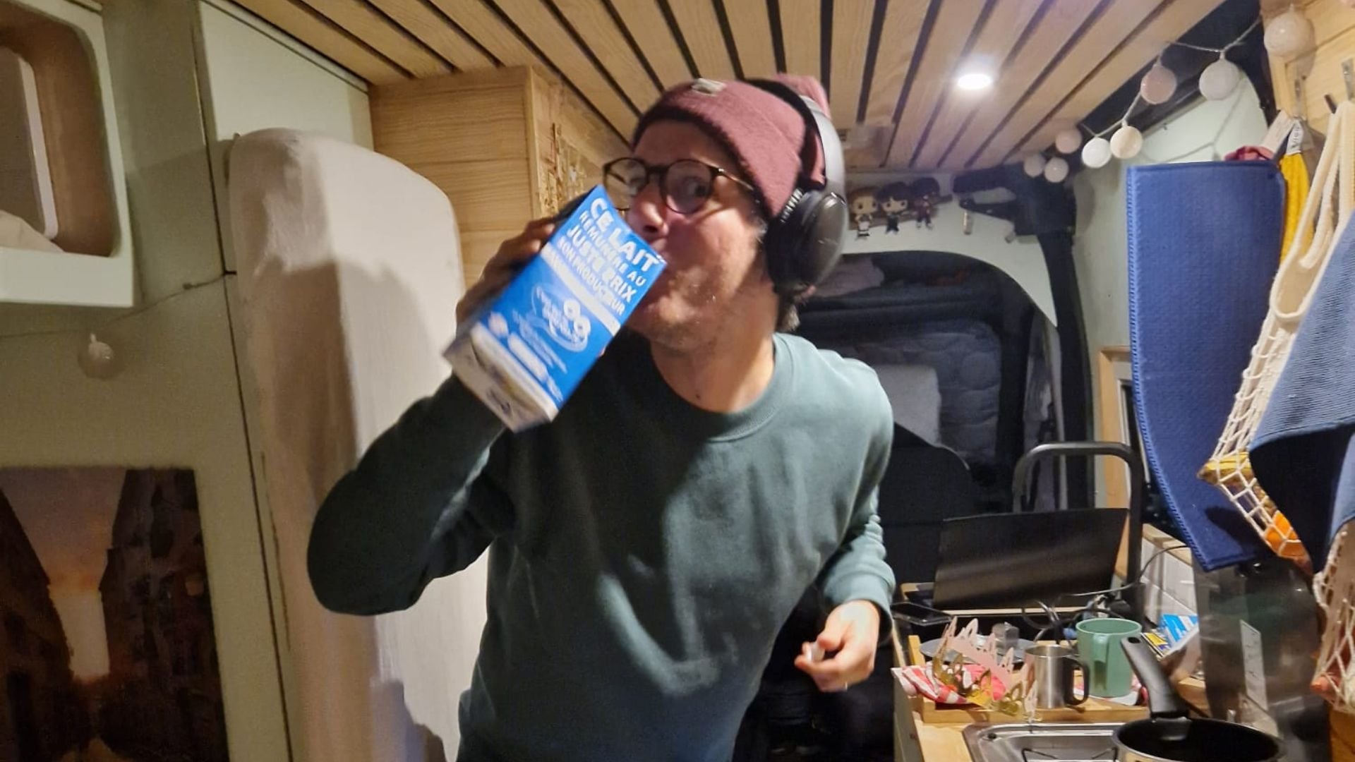 La vie en van c'est aussi ça : ne pas tenir debout et goûter à un petit plaisir laitier en faisant un squat.