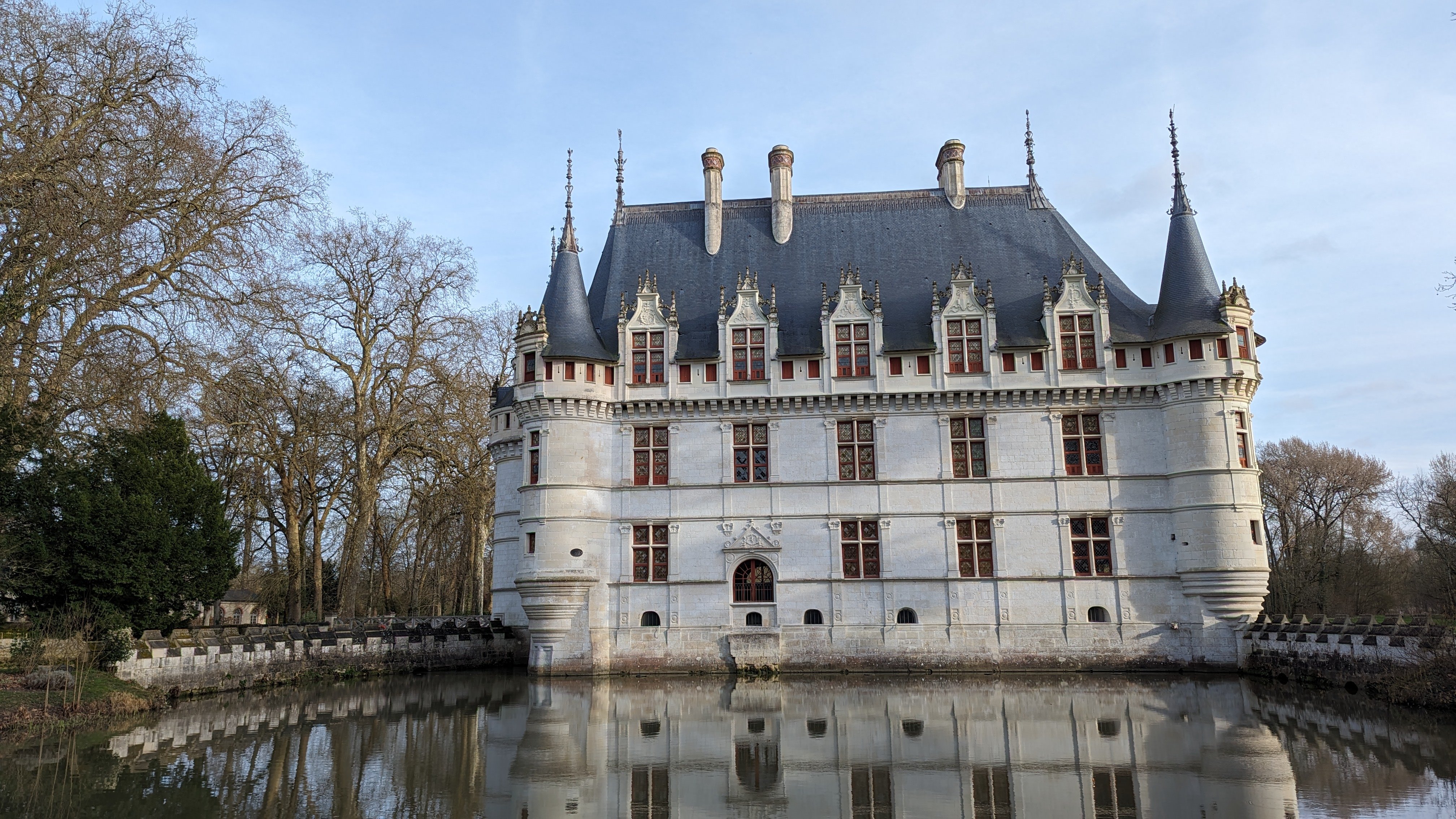 Azay-le-Rideau ! Il commence pas par "Ch" mais il a quand même fière allure lui aussi.