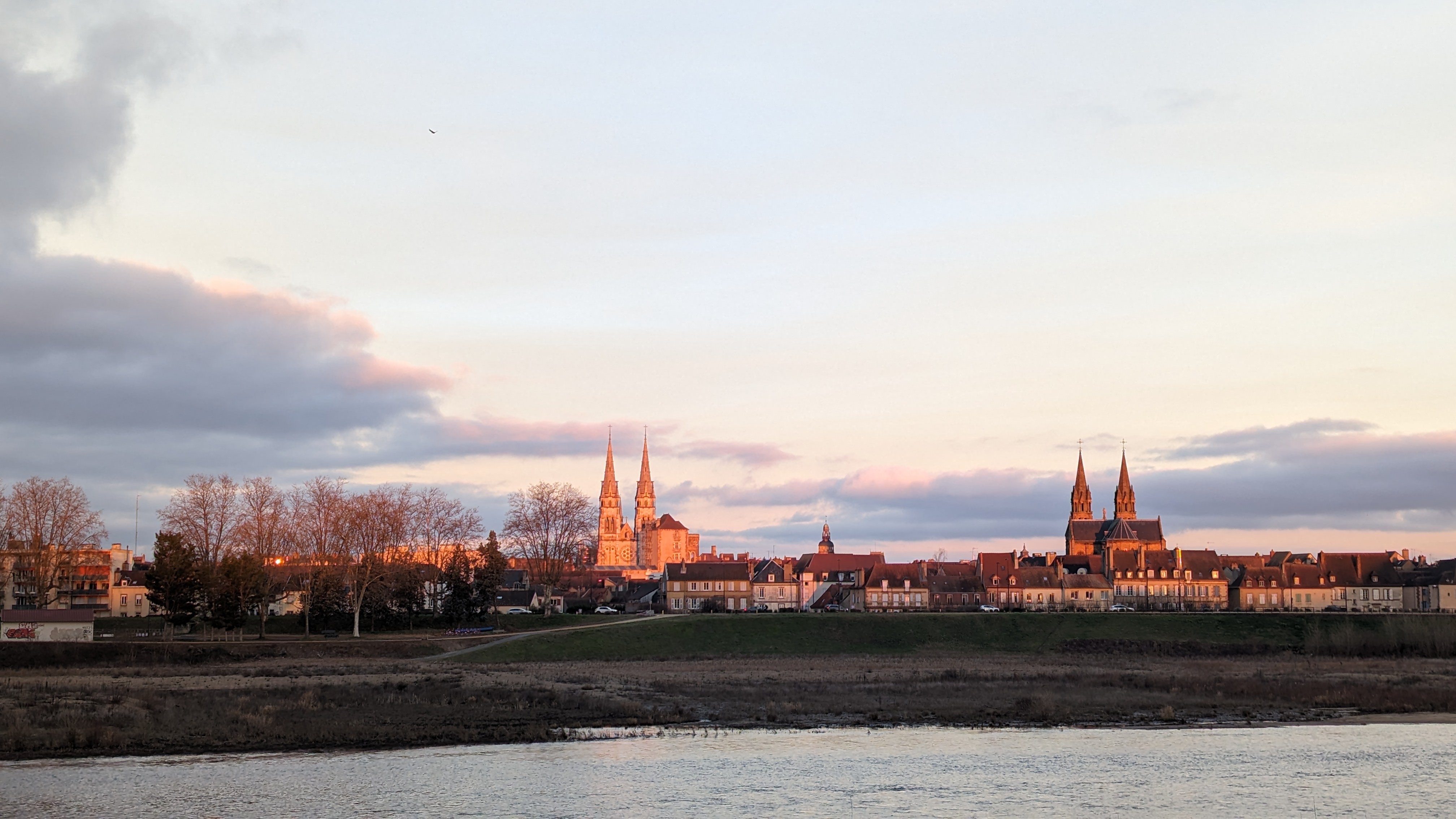 La ville de Moulins, rougeoyante.
