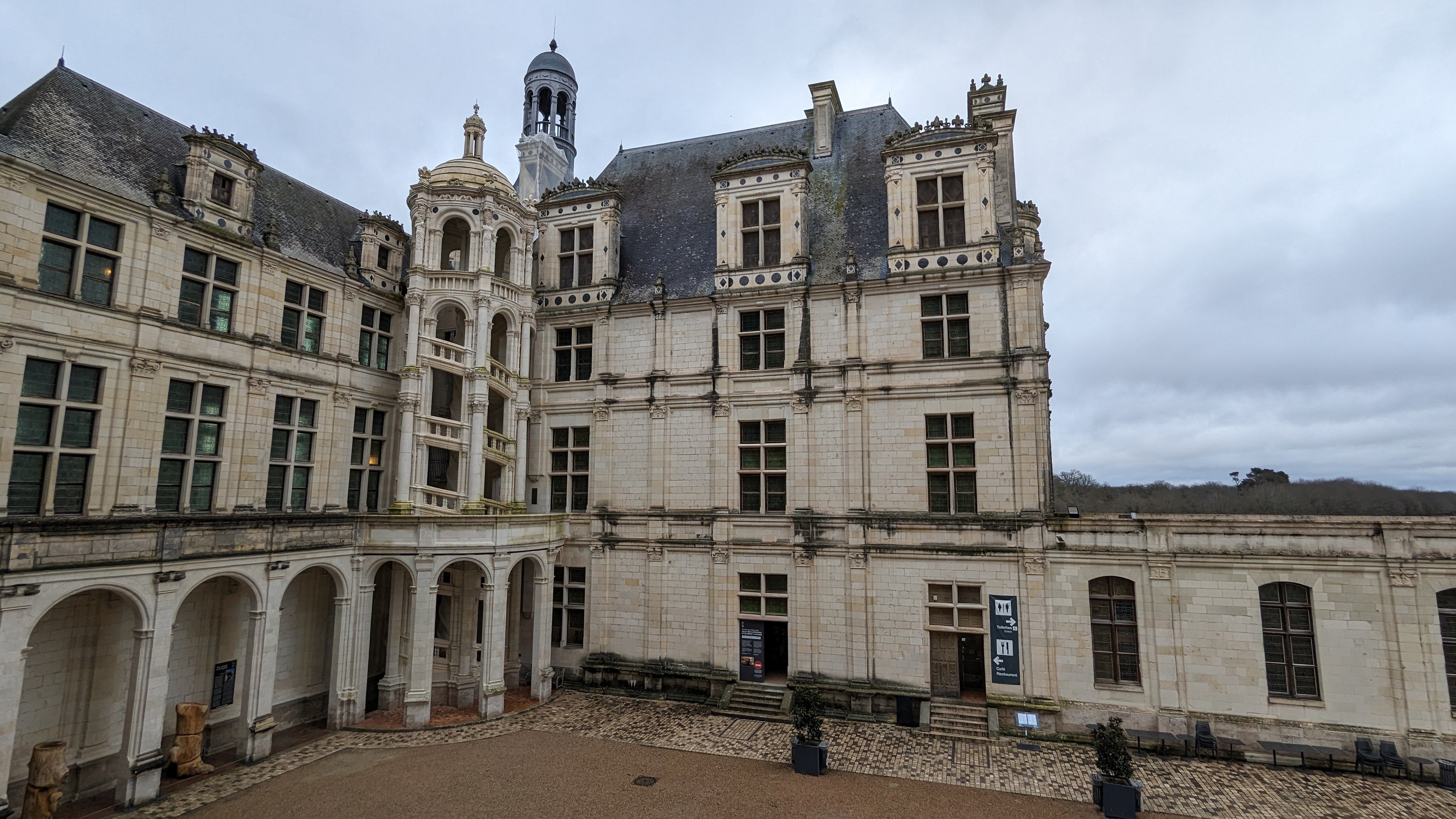 Un "coin" de Chambord. Look at l'escalier comme c'est beau. Bon il y a aussi celui à l'intérieur qui est juste incroyable mais j'ai aucune photo qui lui rende justice. Allez voir ça de vos propres yeux ébaihis.